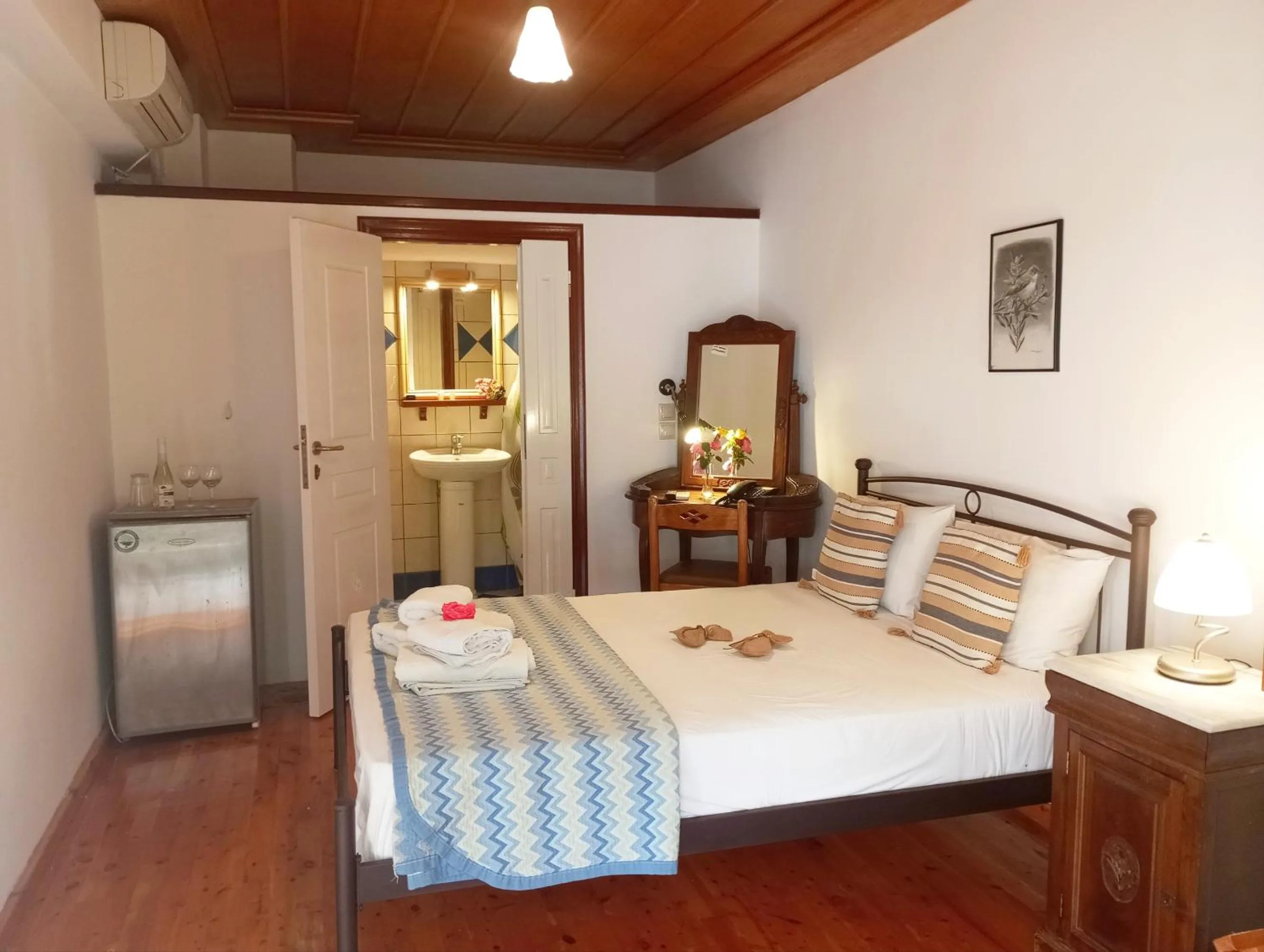 Photo of the whole room, Bed in Hotel PARALIAKO Kyparissi