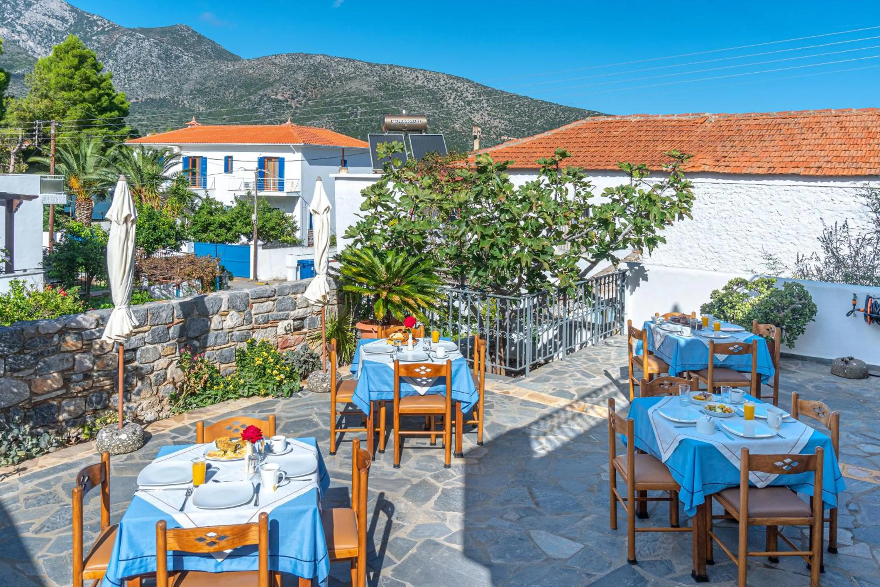 Patio in Hotel PARALIAKO Kyparissi