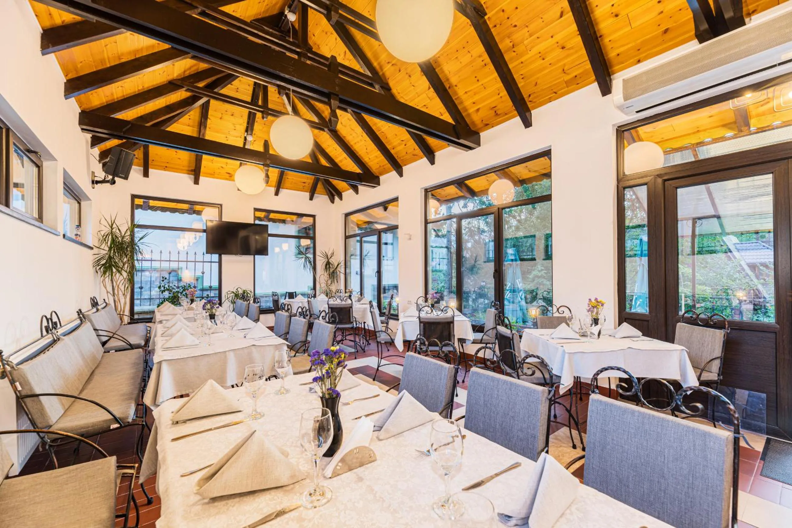 Restaurant/places to eat in Pensiunea Hilltop