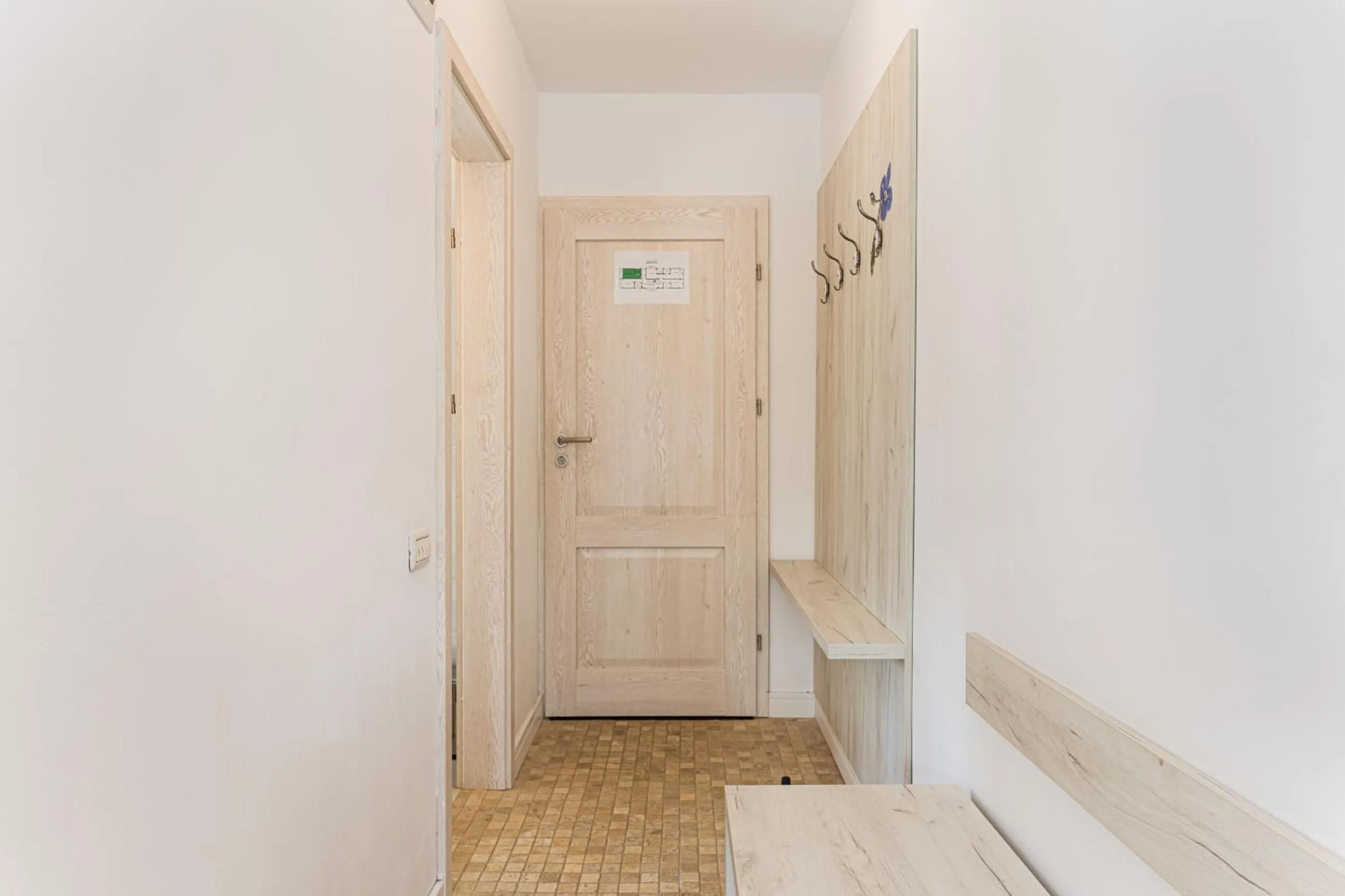 wardrobe in Pensiunea Hilltop