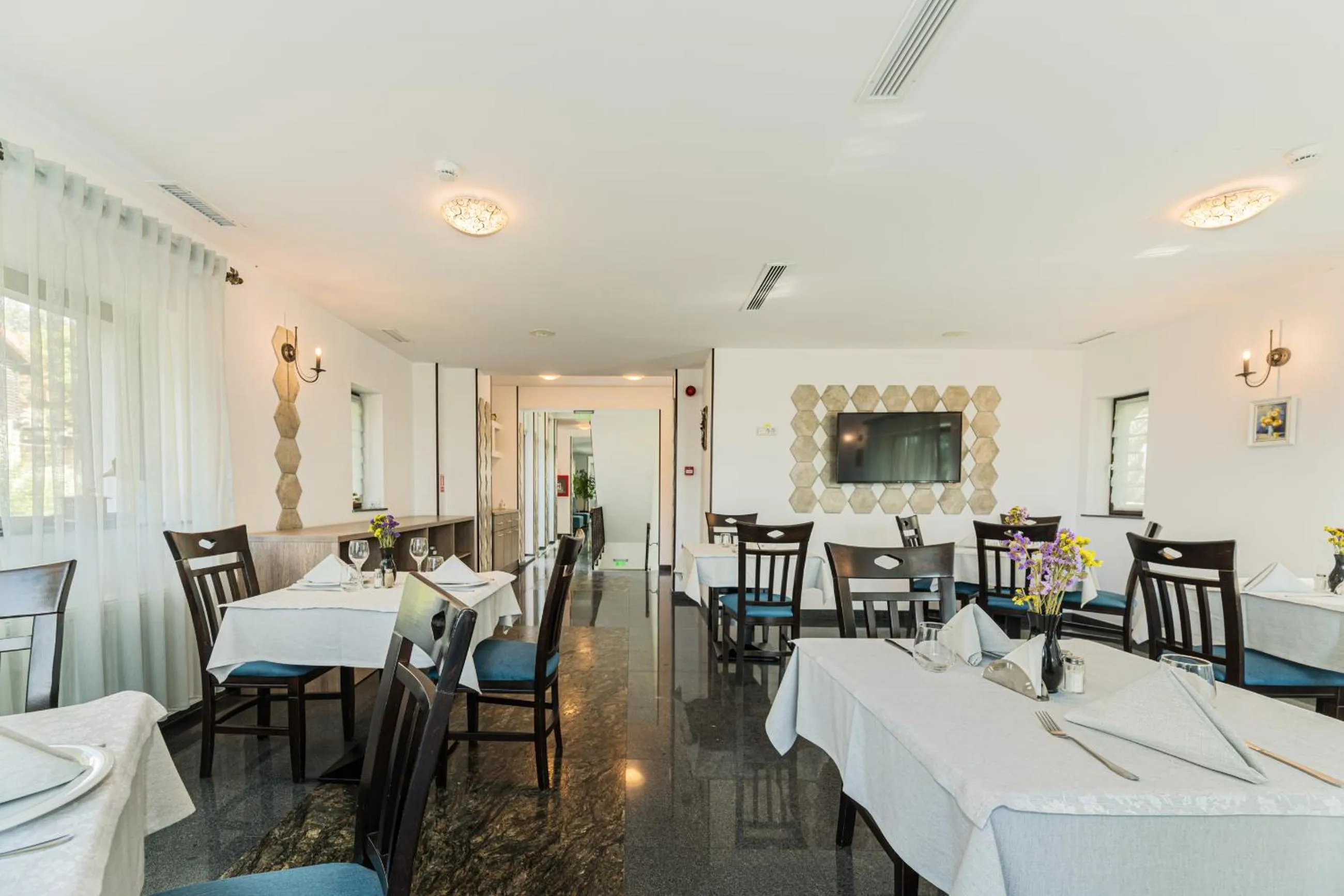 Restaurant/places to eat in Pensiunea Hilltop