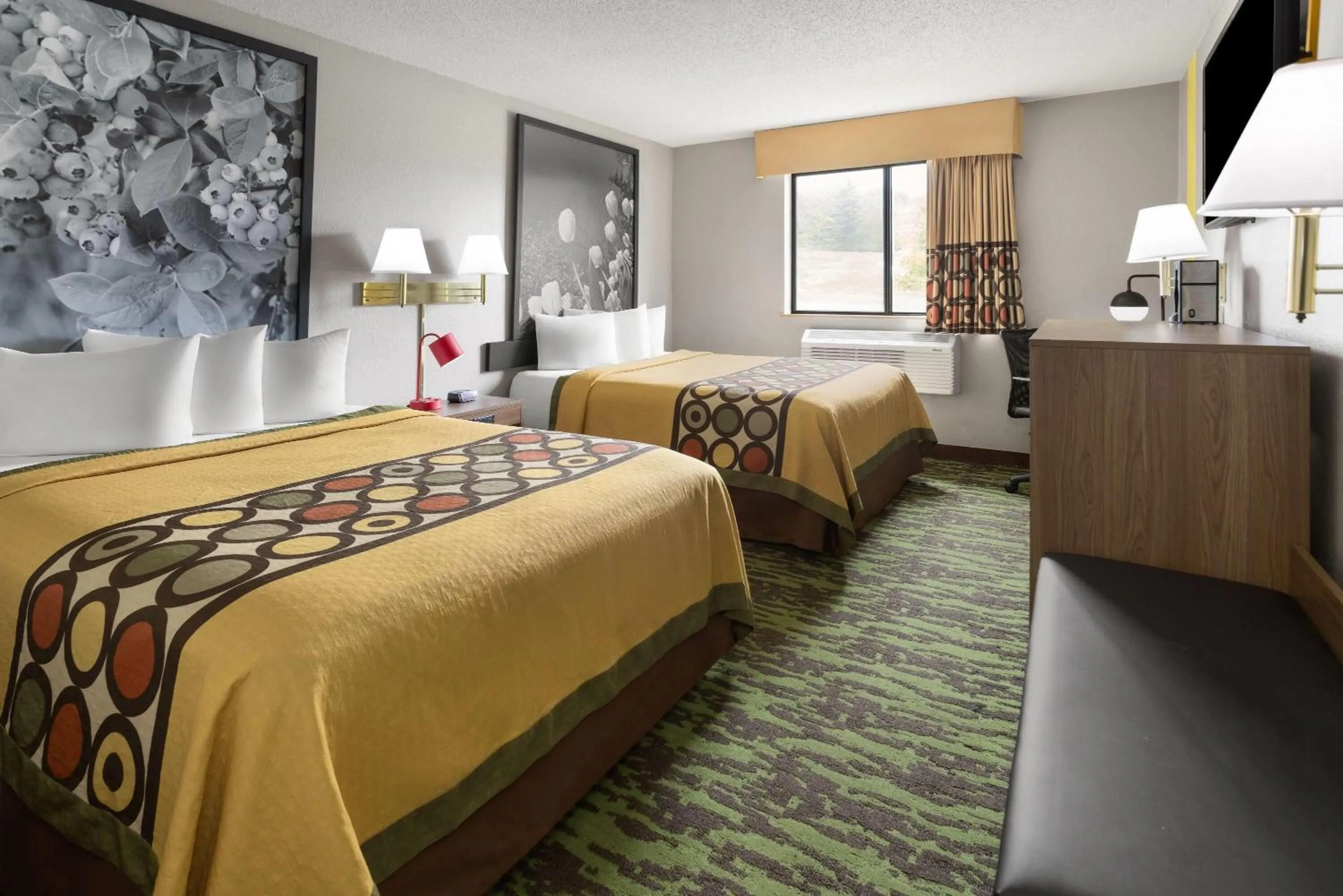 Photo of the whole room, Bed in Super 8 by Wyndham New Stanton