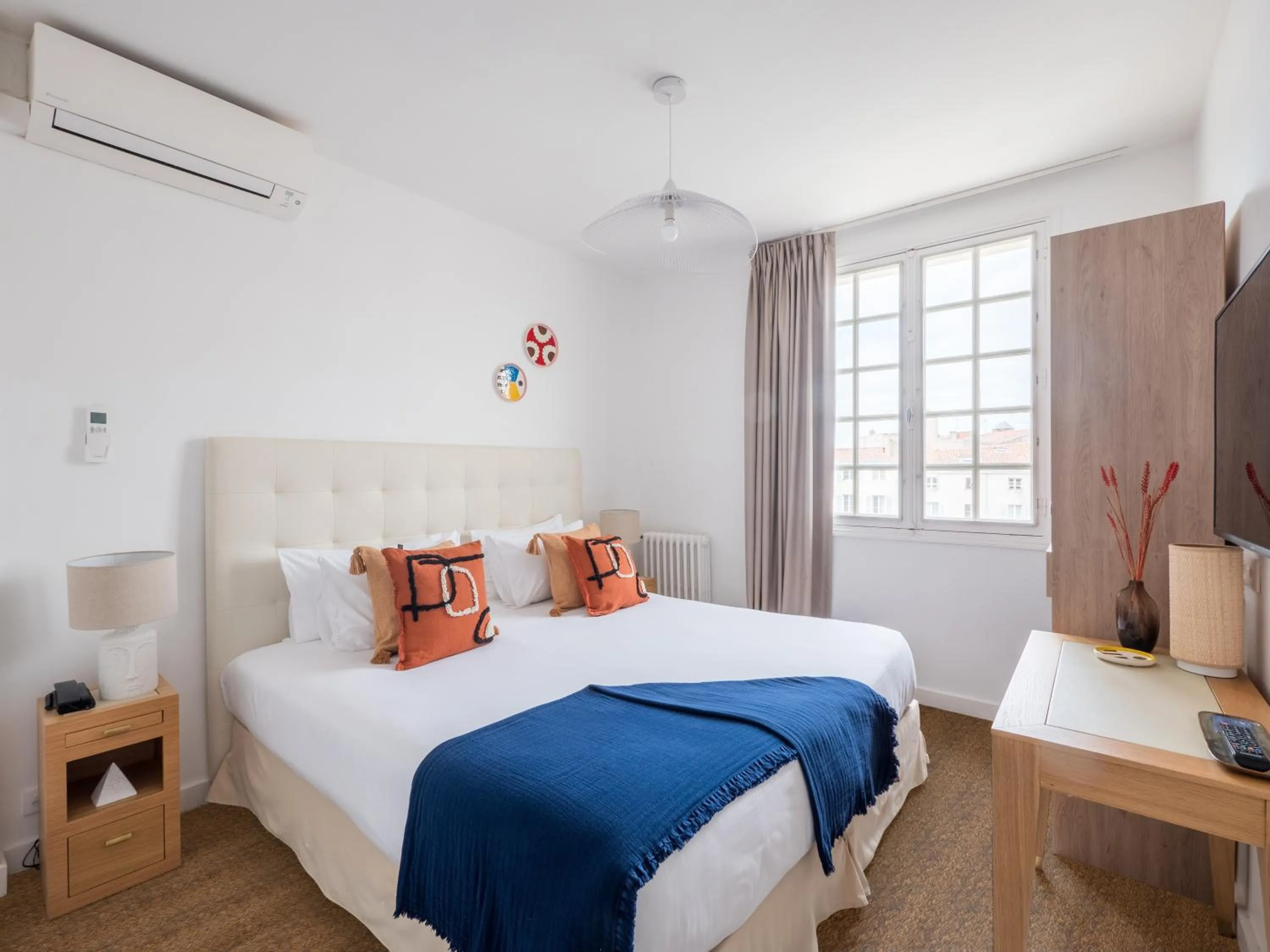 Bedroom, Bed in Tour de Nesle La Rochelle Vieux Port 3 etoiles