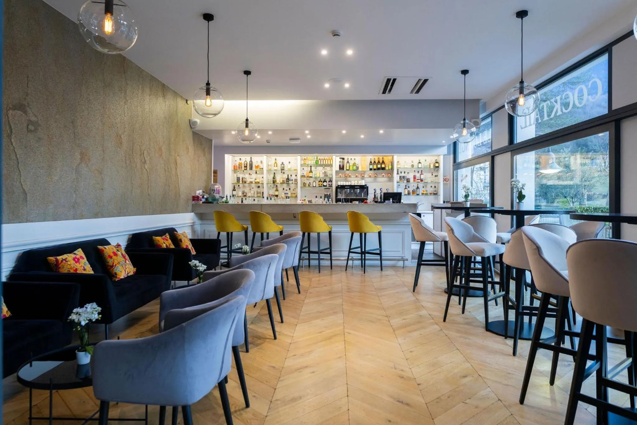 Lounge or bar in Grand Hôtel & Spa Uriage