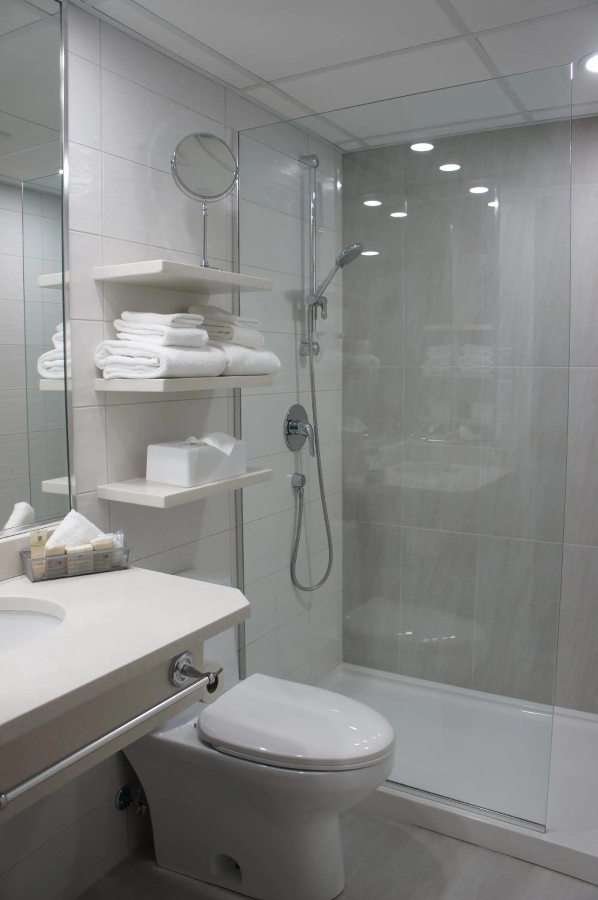 Bathroom in Hôtel Castel