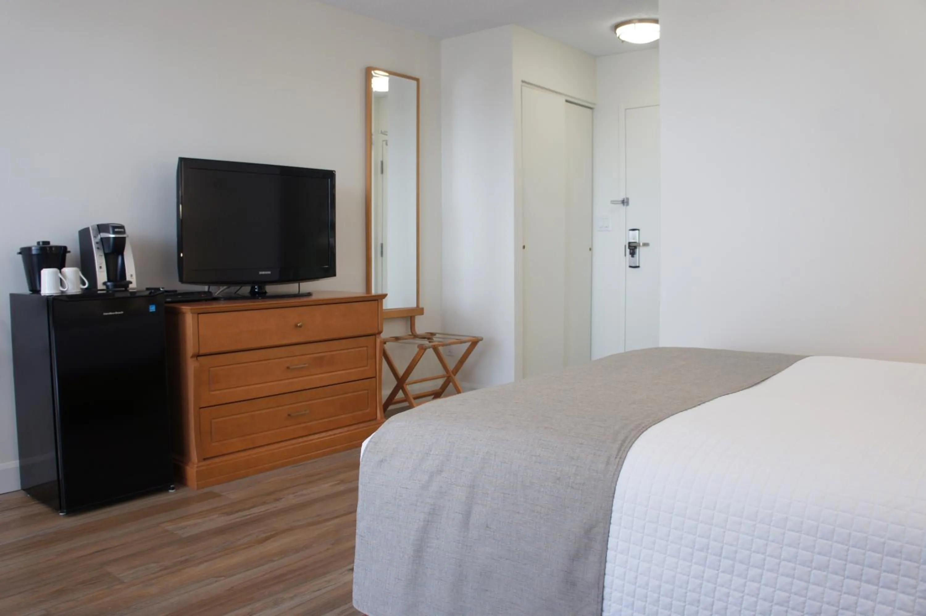 TV and multimedia, Bed in Hôtel Castel