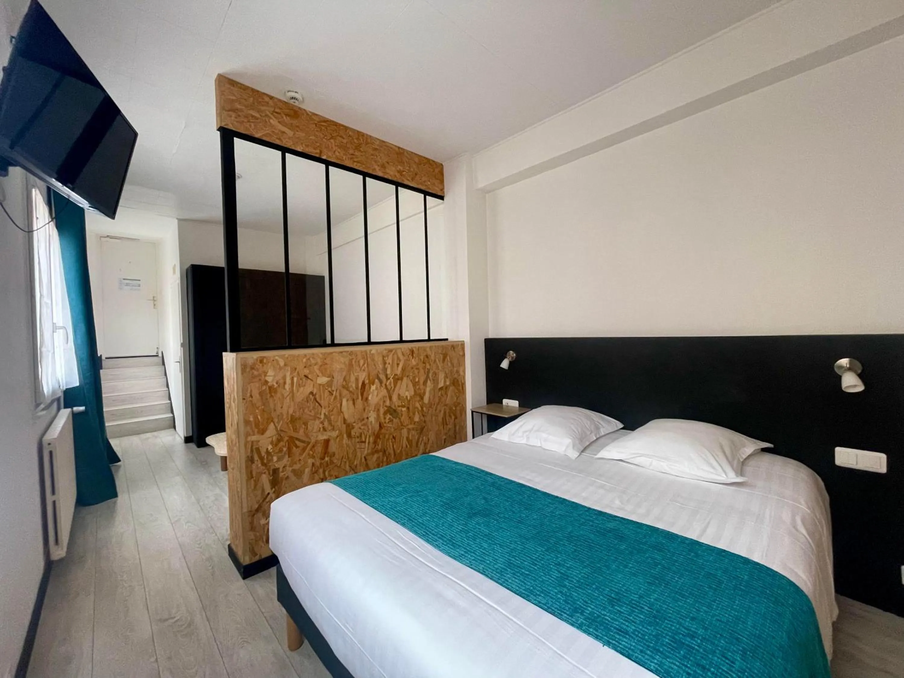 Photo of the whole room, Bed in Hotel de Paris