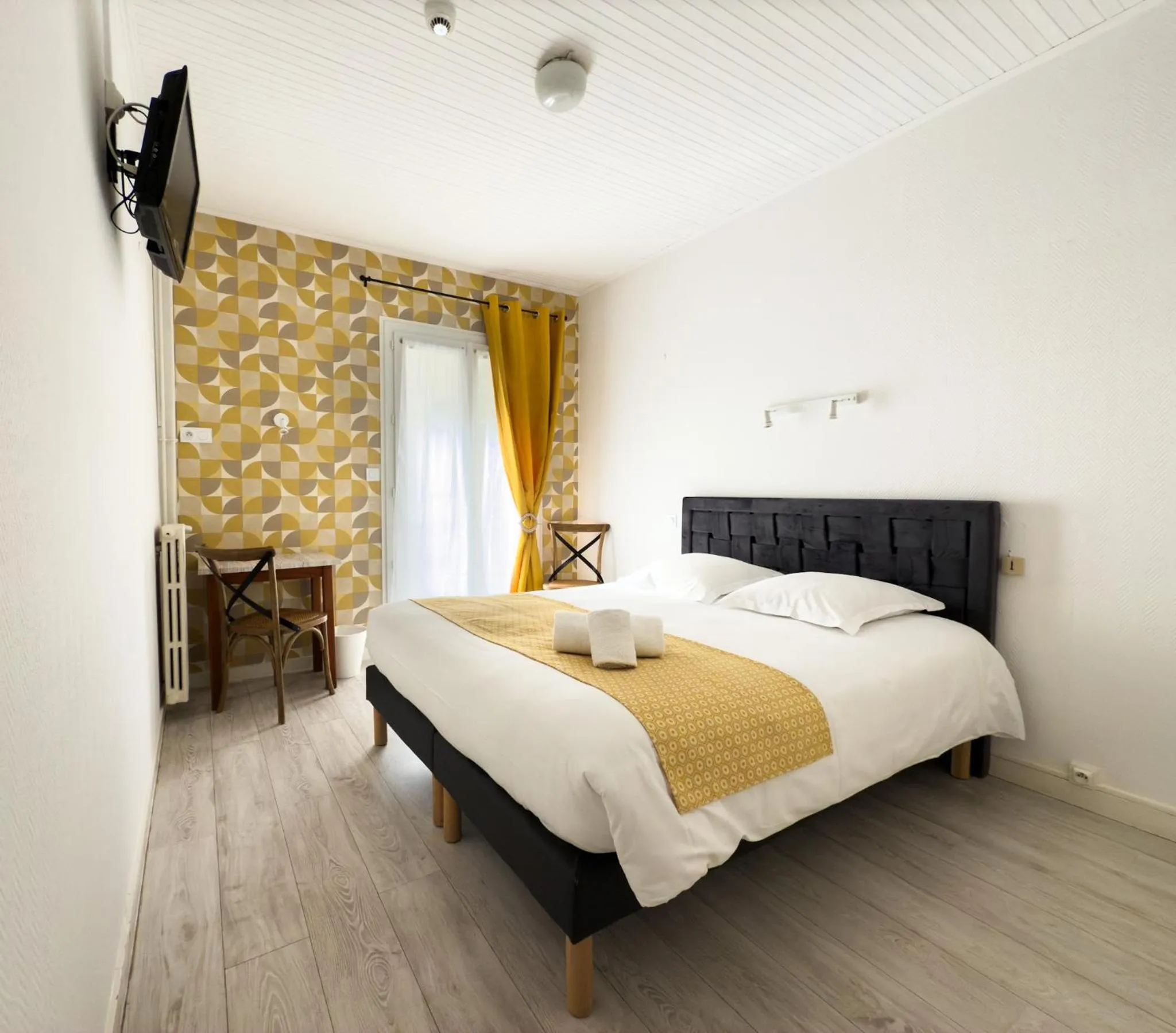 Photo of the whole room, Bed in Hotel de Paris