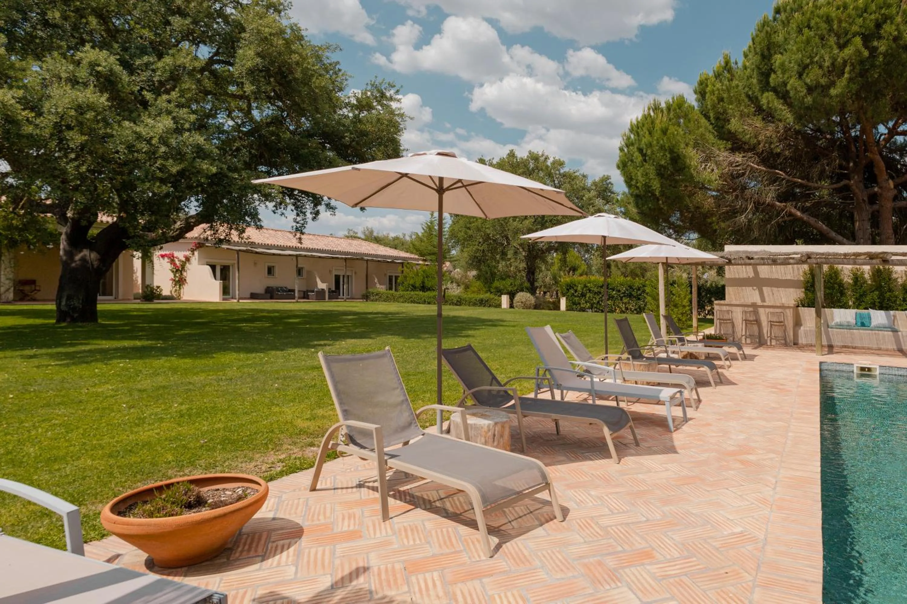 Property building in Casa das Cegonhas