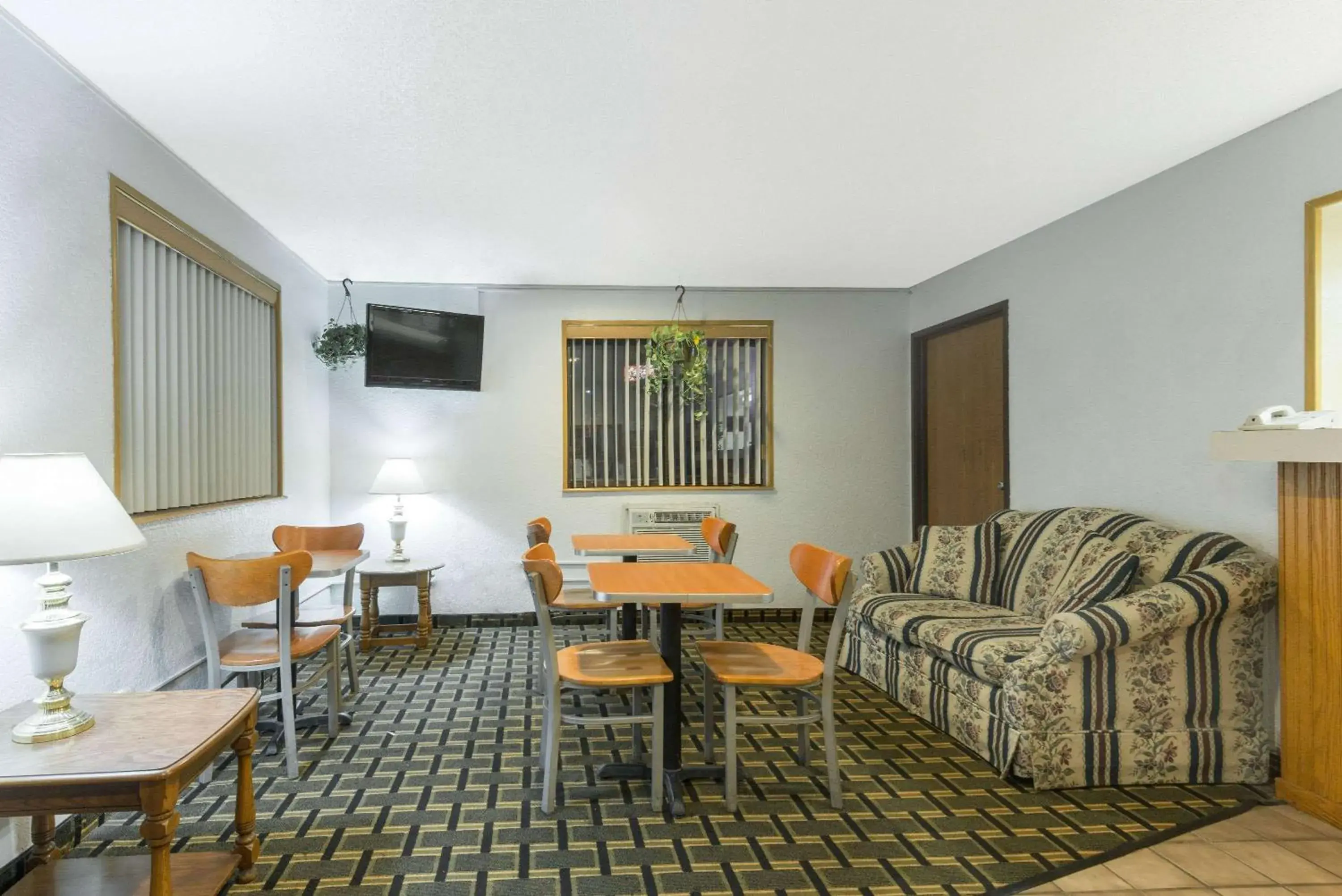 Lobby or reception in Super 8 by Wyndham Twinsburg/Cleveland Area Lobby or reception in Super 8 by Wyndham Twinsburg/Cleveland Area