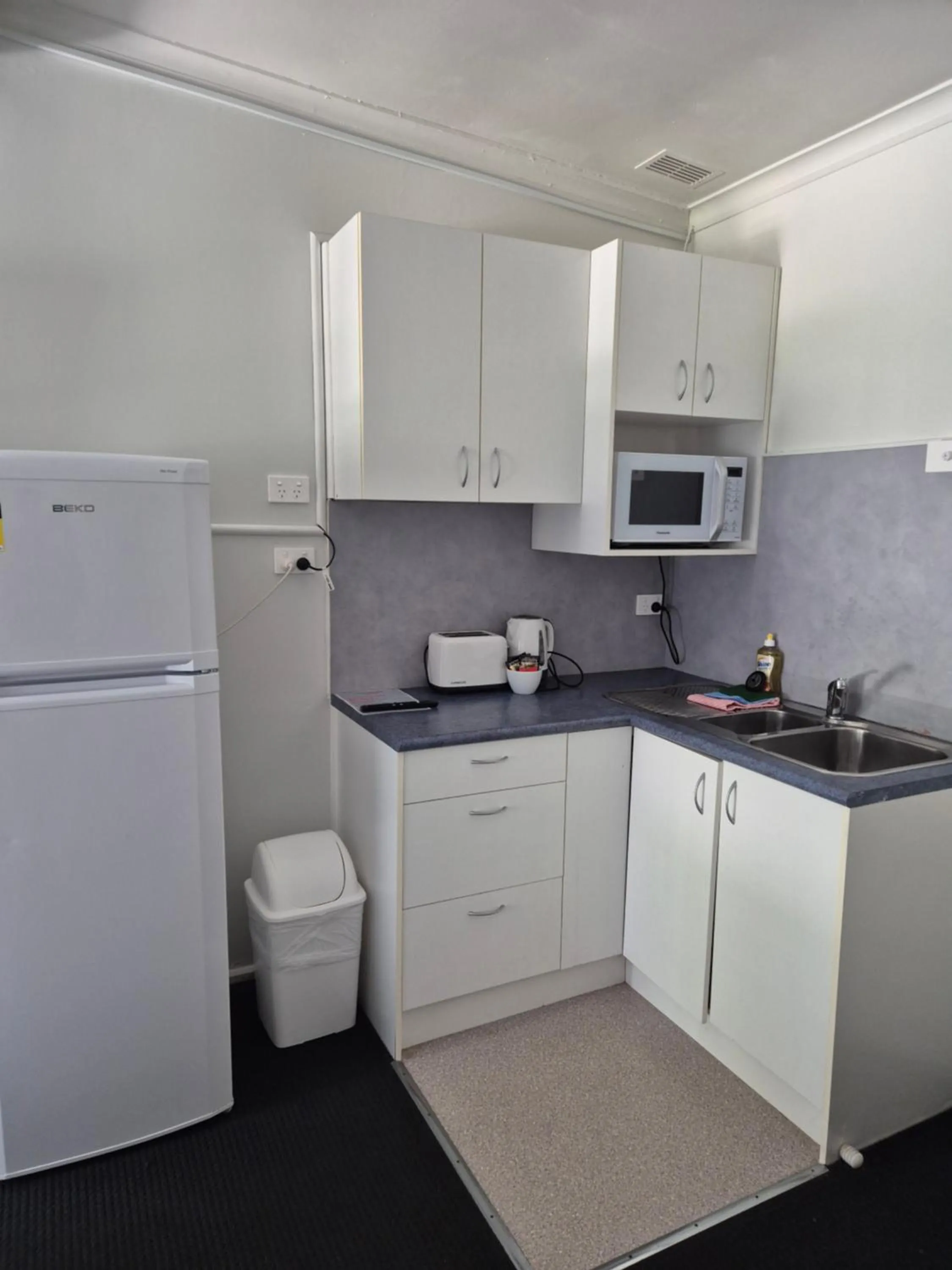 Kitchen or kitchenette in Jabiru Motel