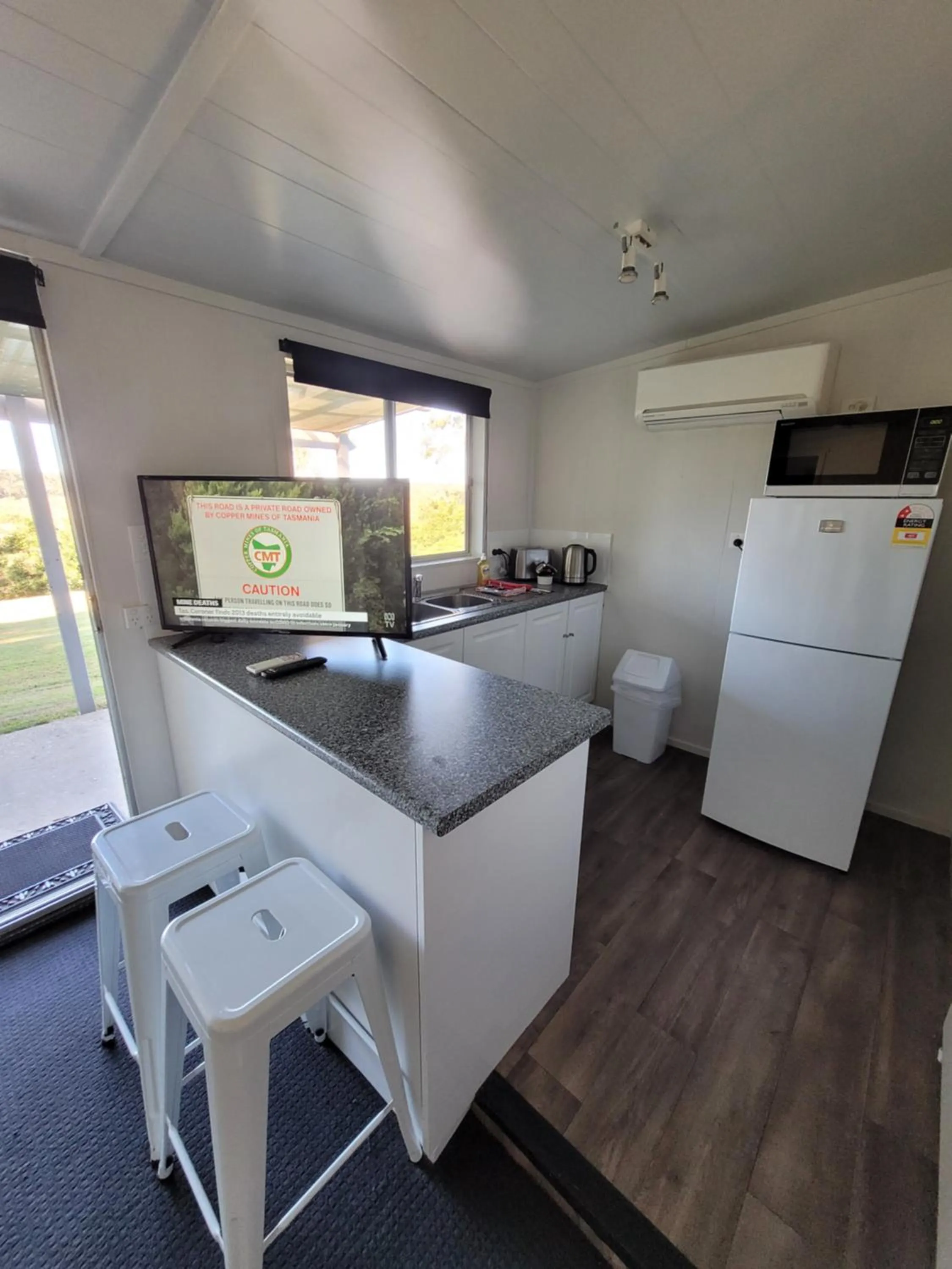 Kitchen or kitchenette in Jabiru Motel