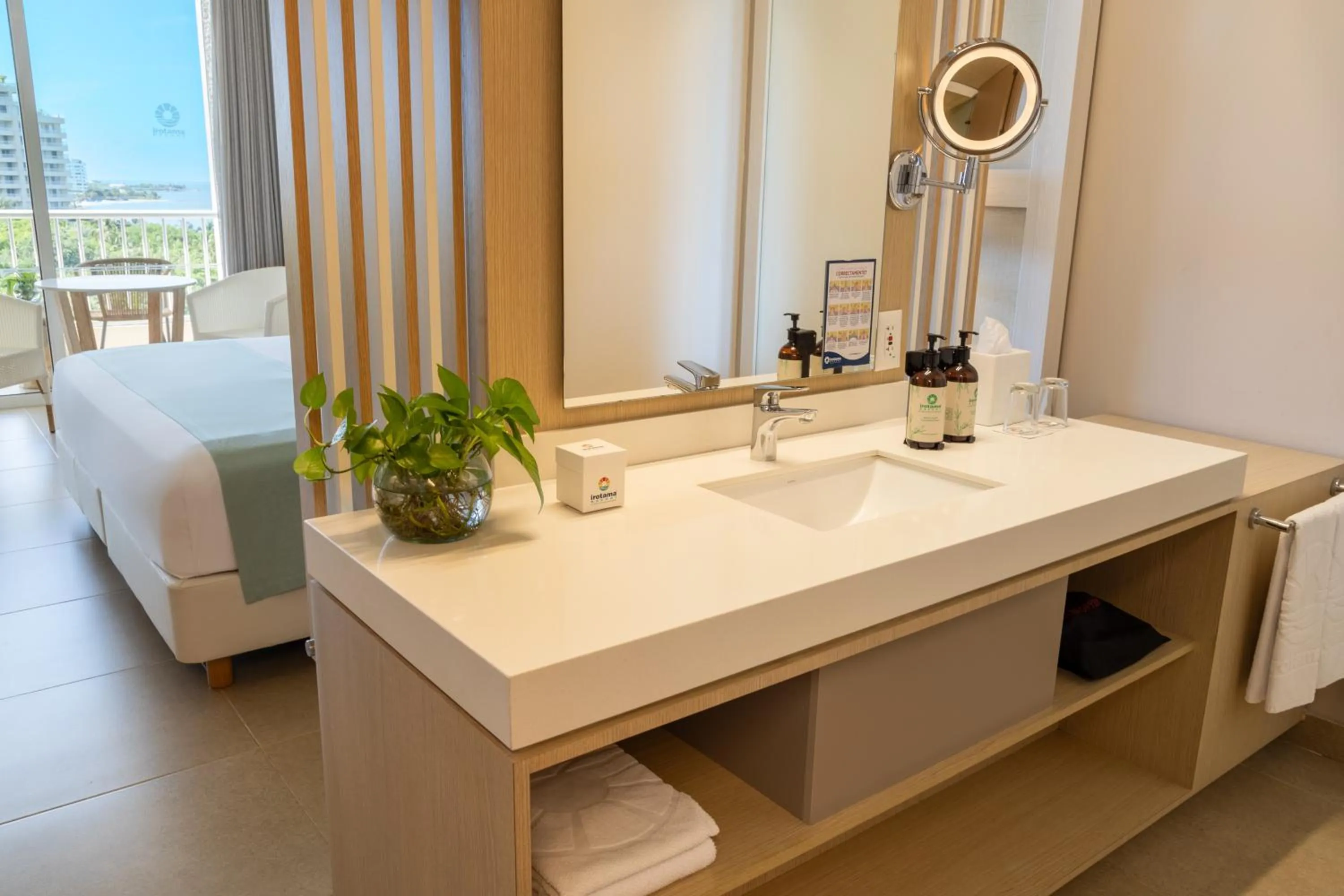 Bed in Hotel Irotama Lago