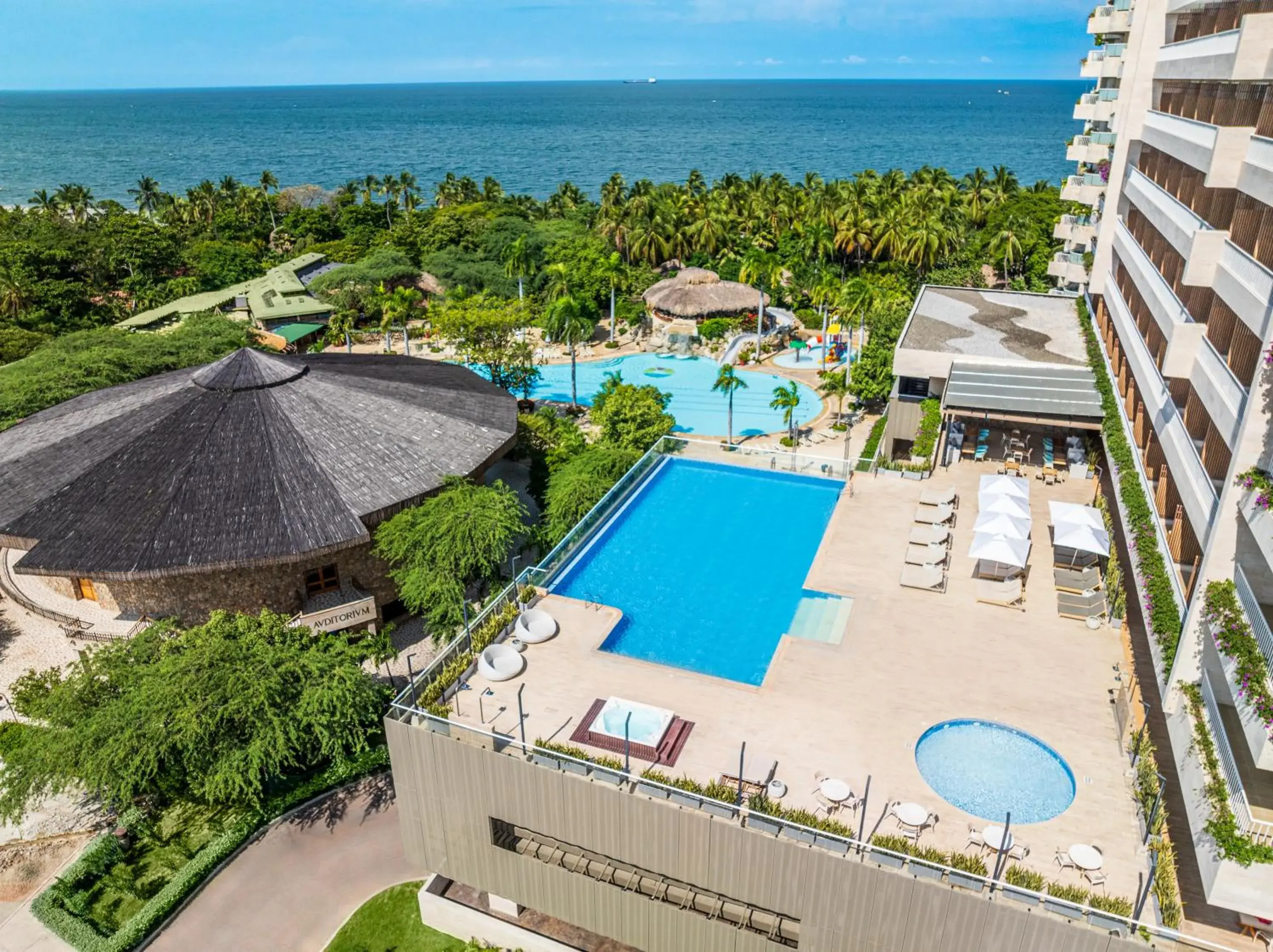 Pool view in Hotel Irotama Lago Pool view in Hotel Irotama Lago