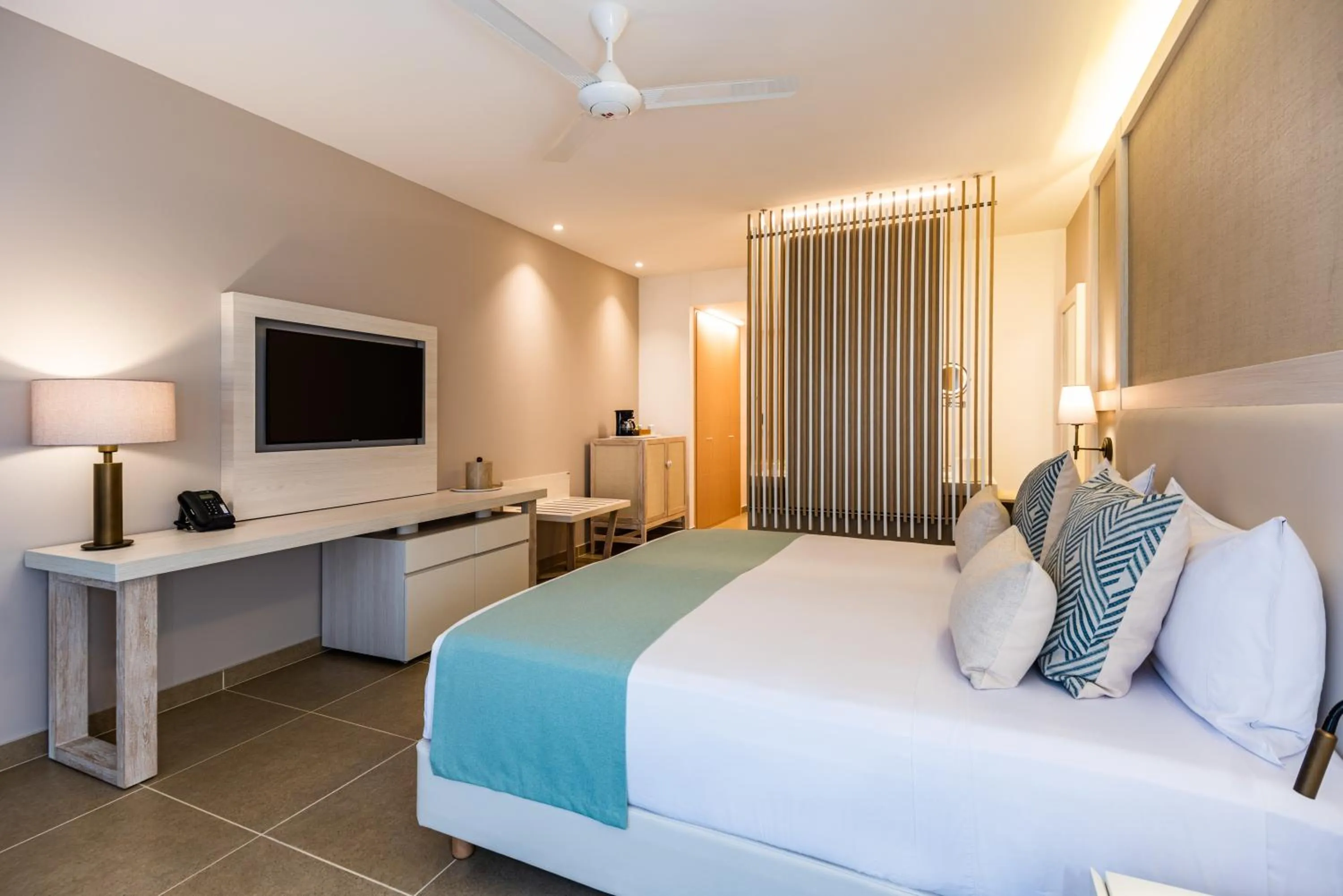 Bed in Hotel Irotama Lago