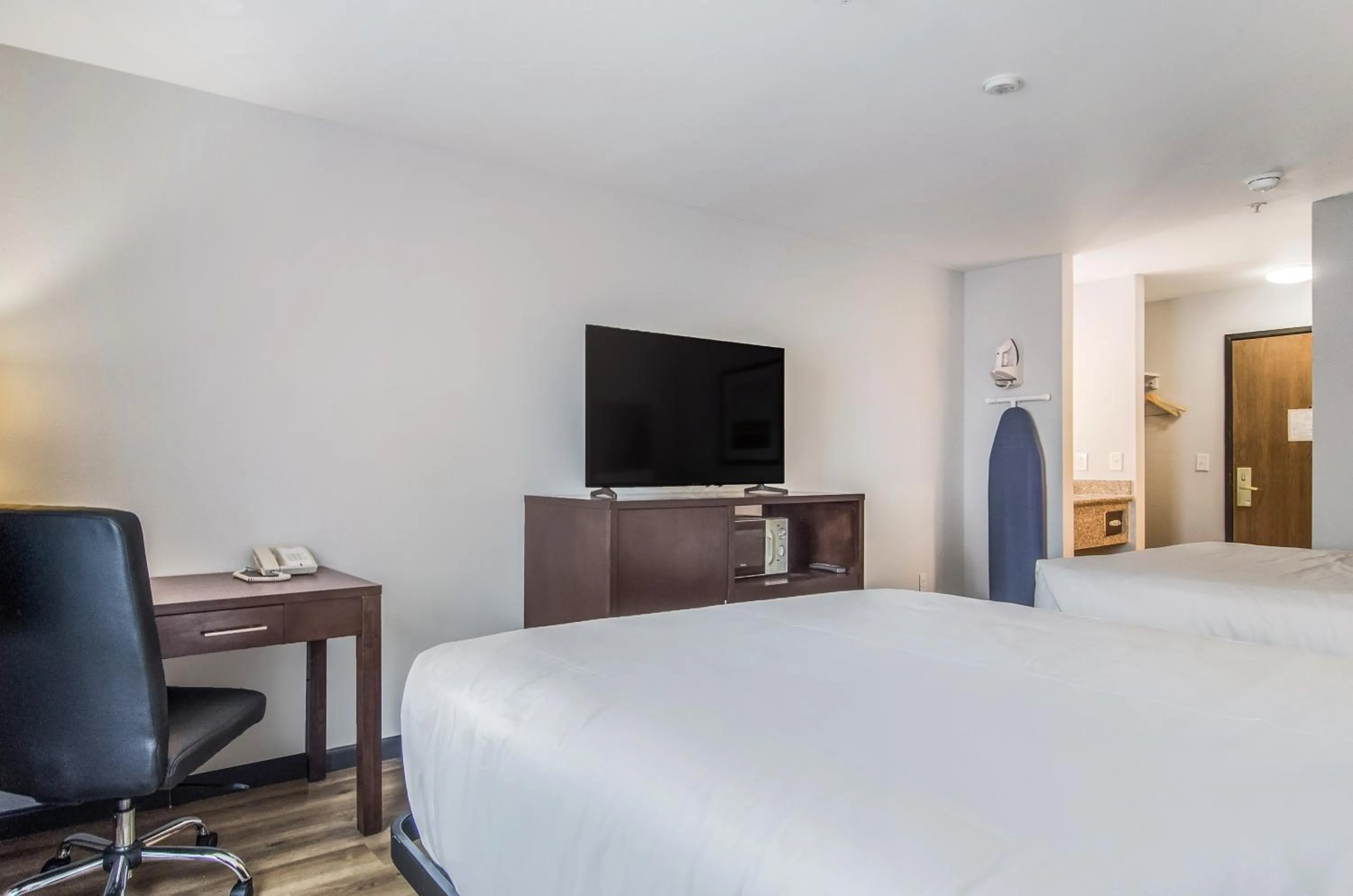 Bed in Red Lion Inn & Suites Des Moines