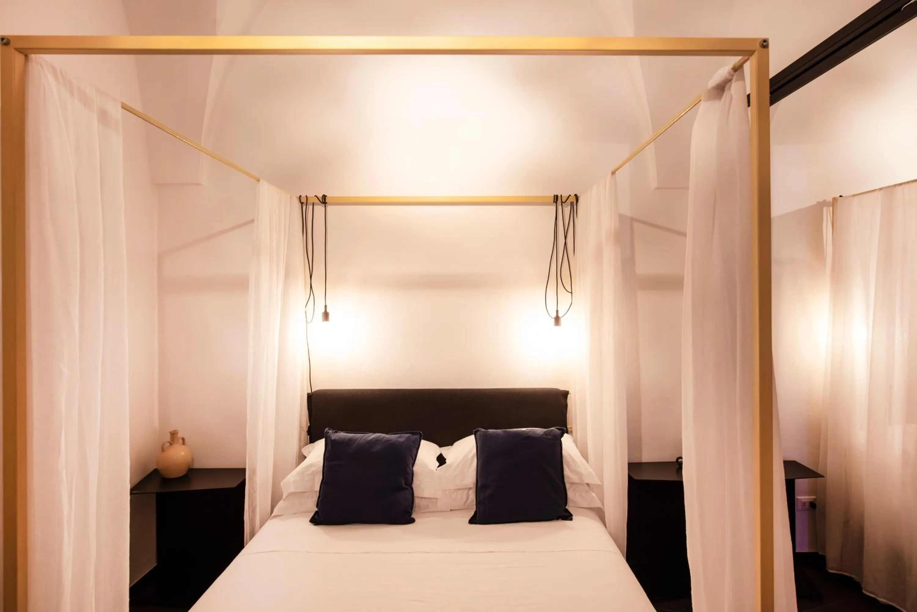 Bedroom, Bed in Palazzo Biancofiore, suites & rooftop Ostuni