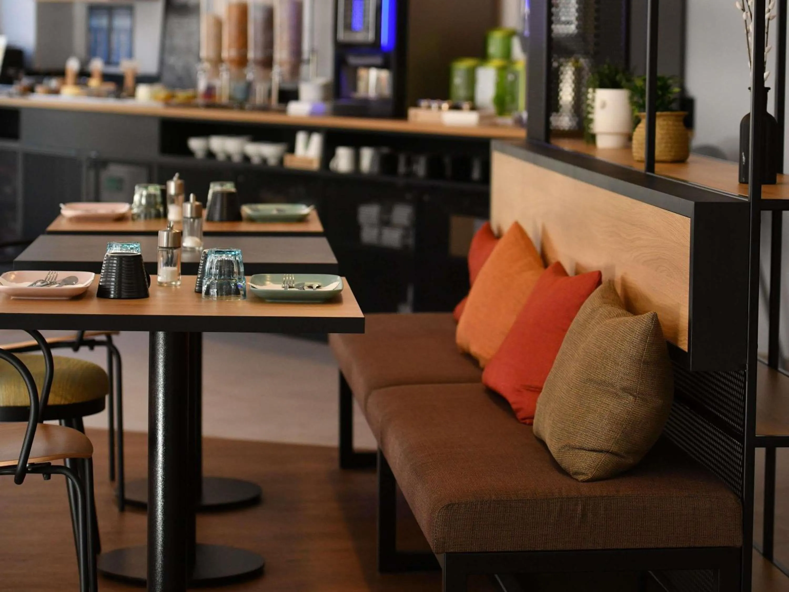 Lounge or bar in ibis Chateauroux