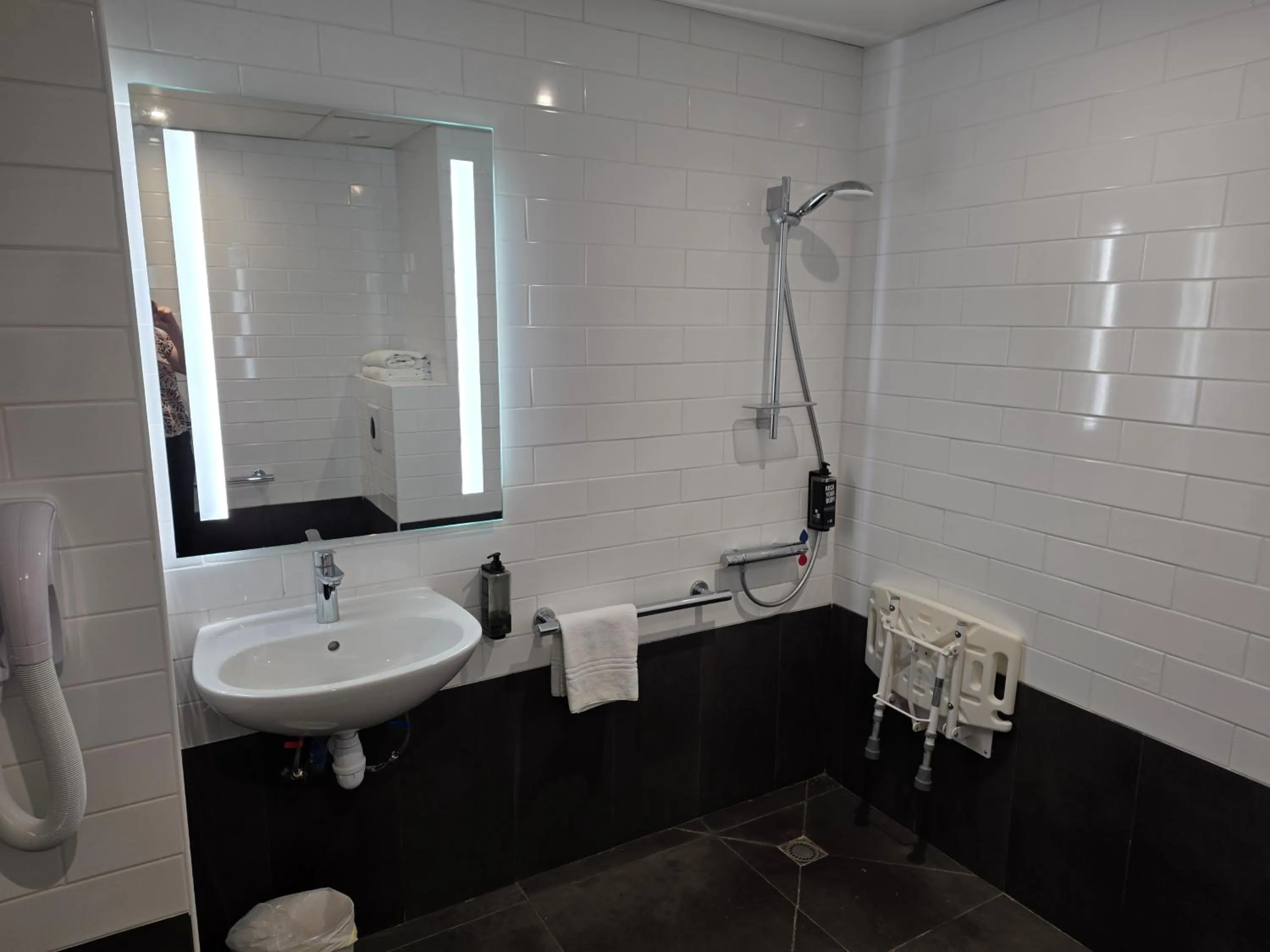 Shower in ibis Chateauroux
