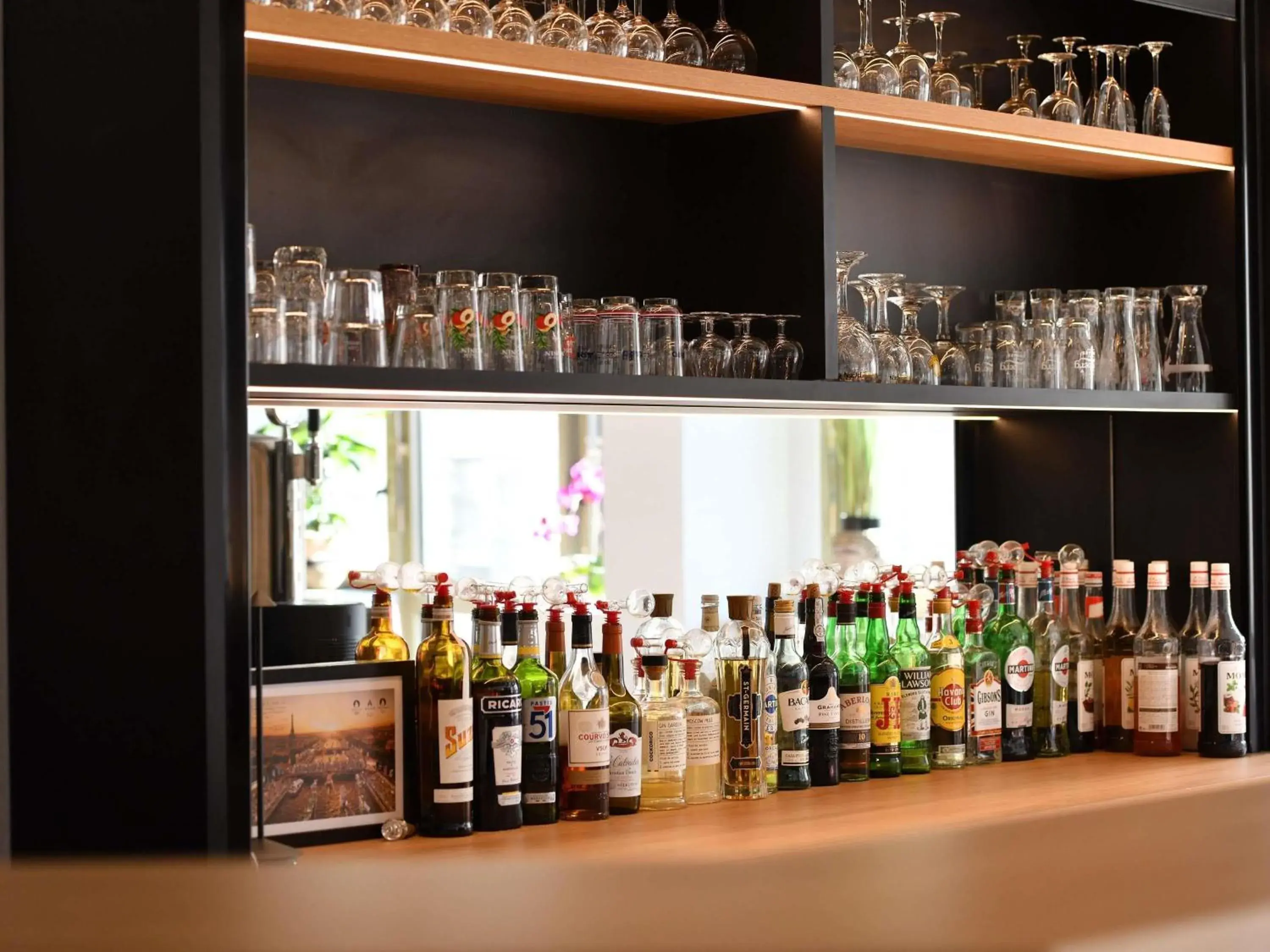 Lounge or bar in ibis Chateauroux Lounge or bar in ibis Chateauroux