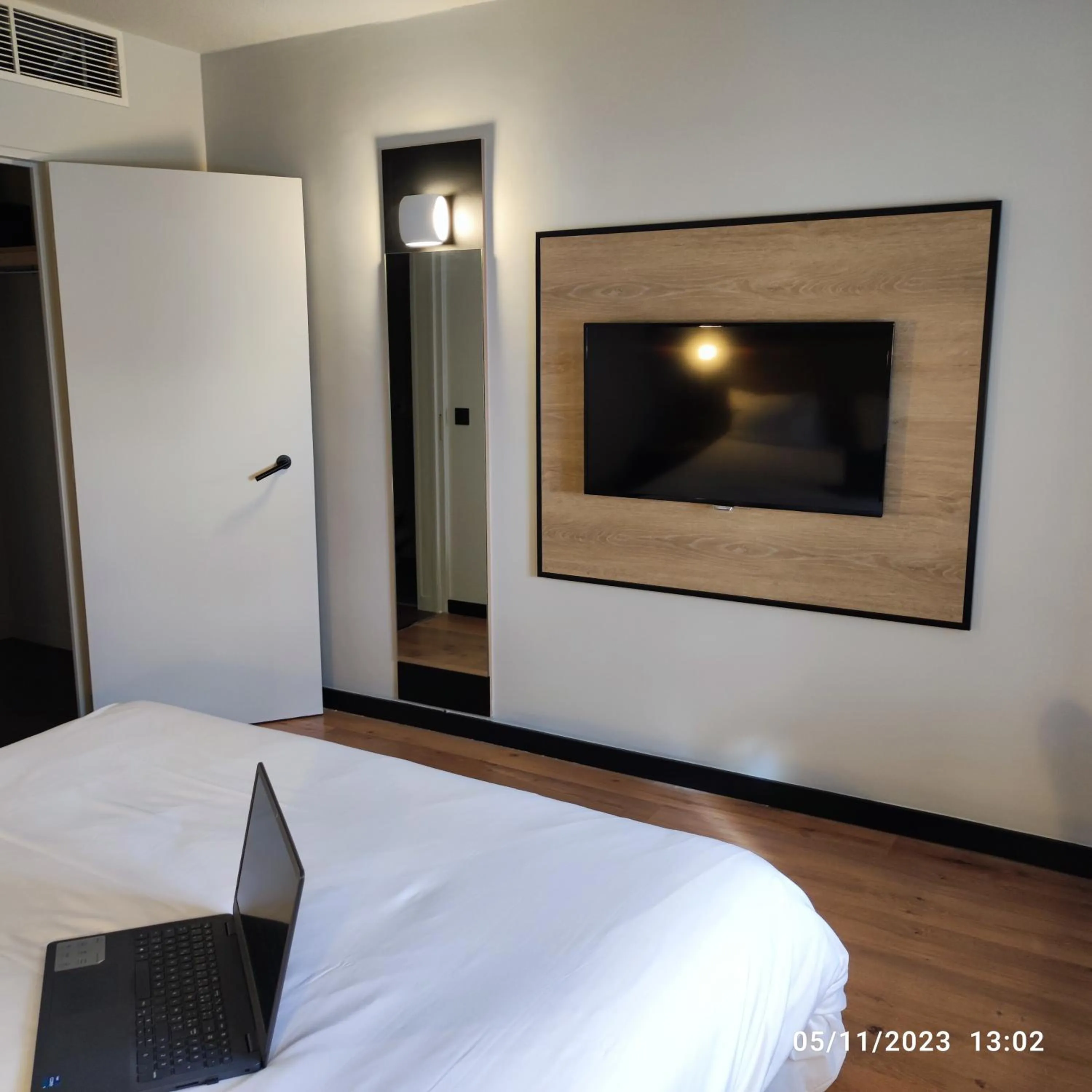 Bedroom, Bed in ibis Chateauroux