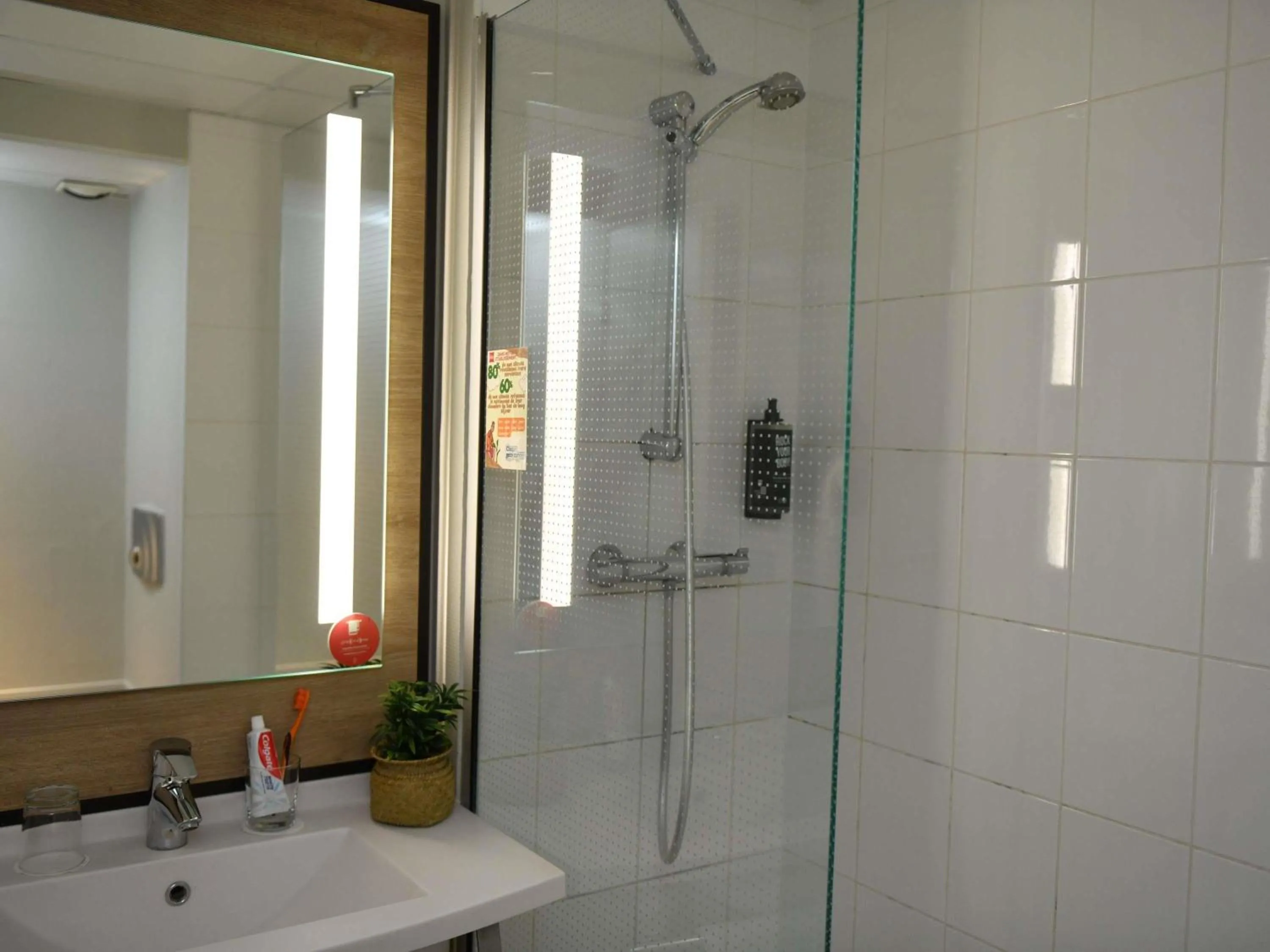 Bathroom in ibis Chateauroux