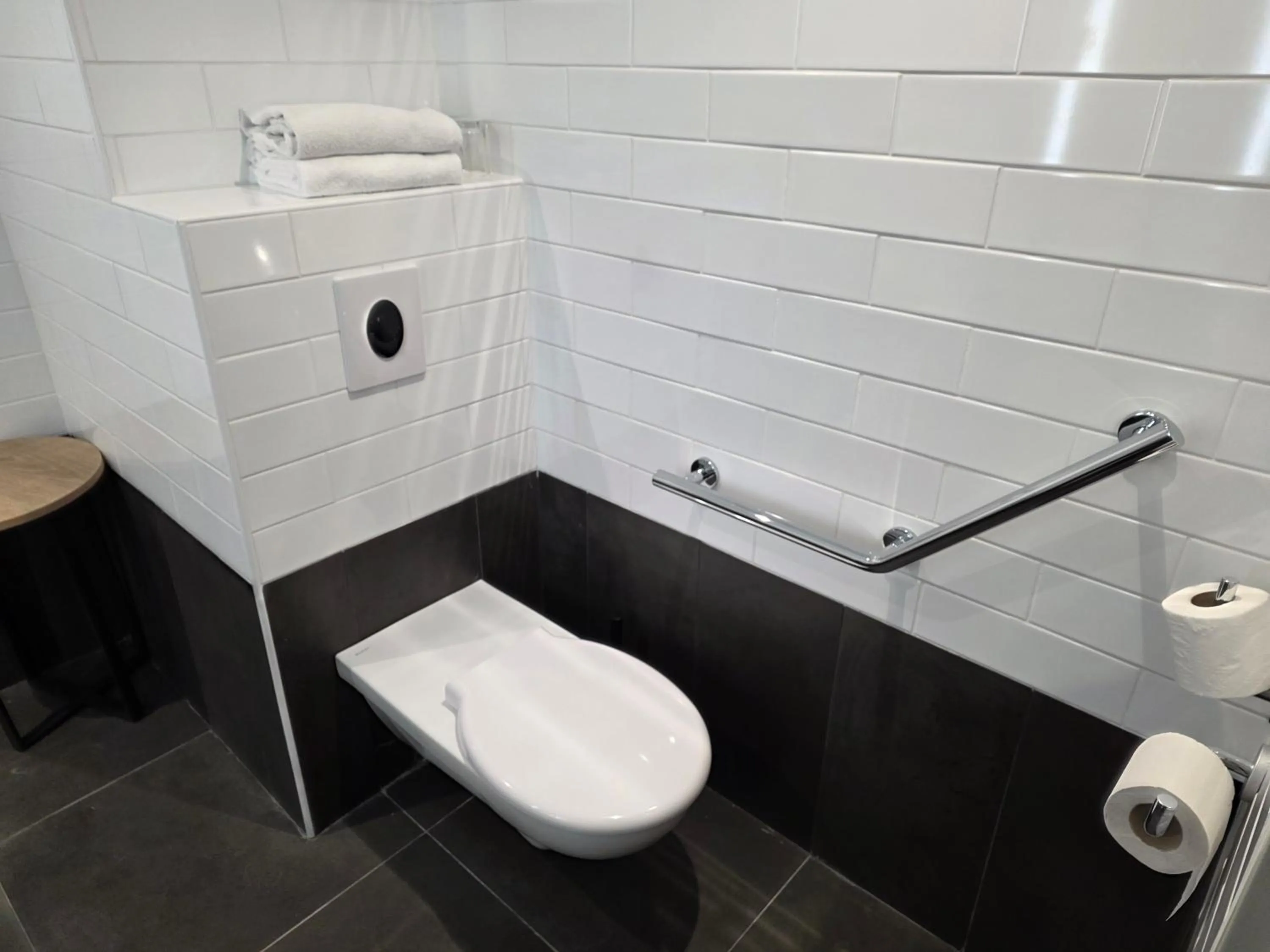 Toilet in ibis Chateauroux