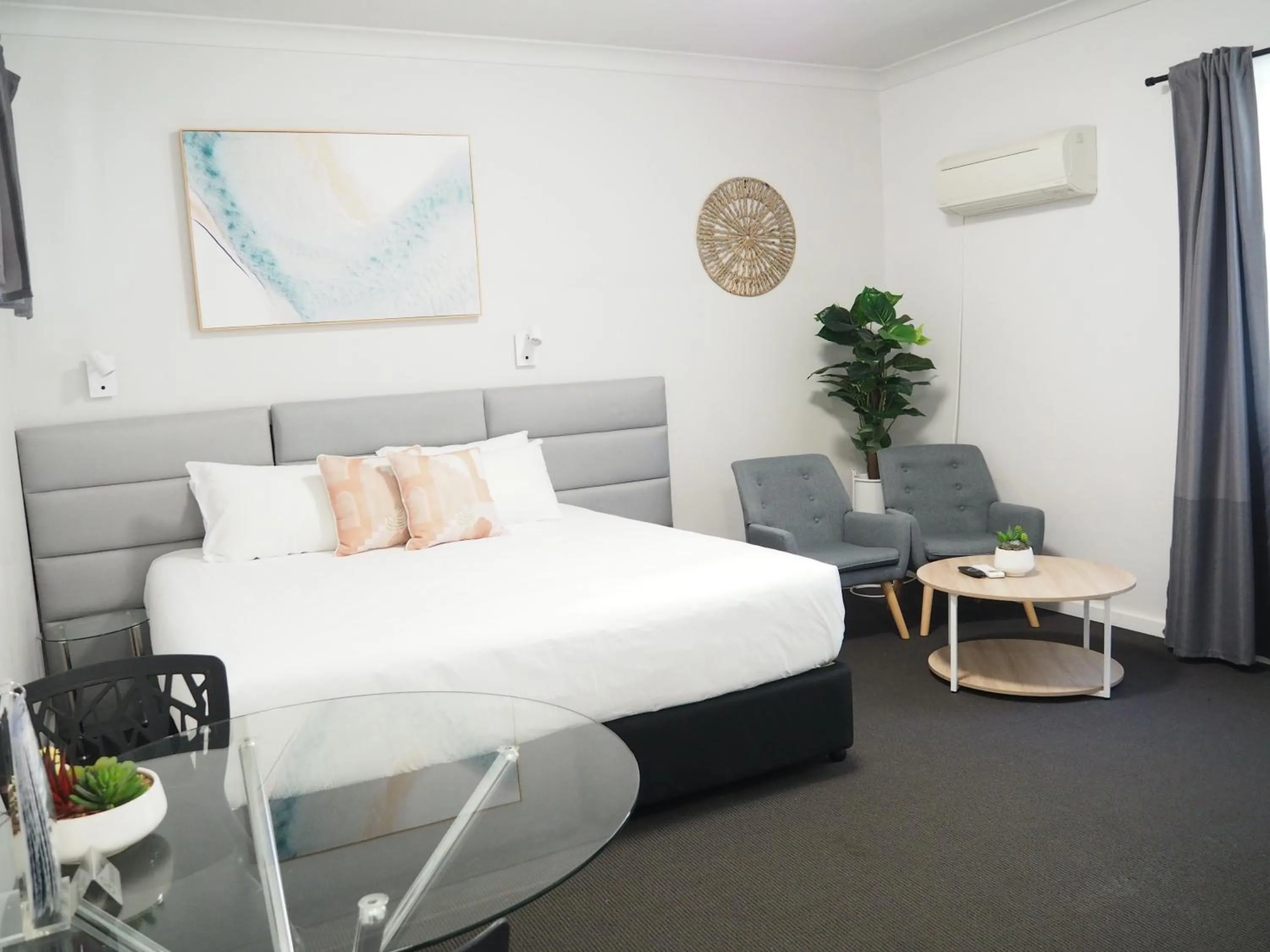 Bed in The Esplanade Motel