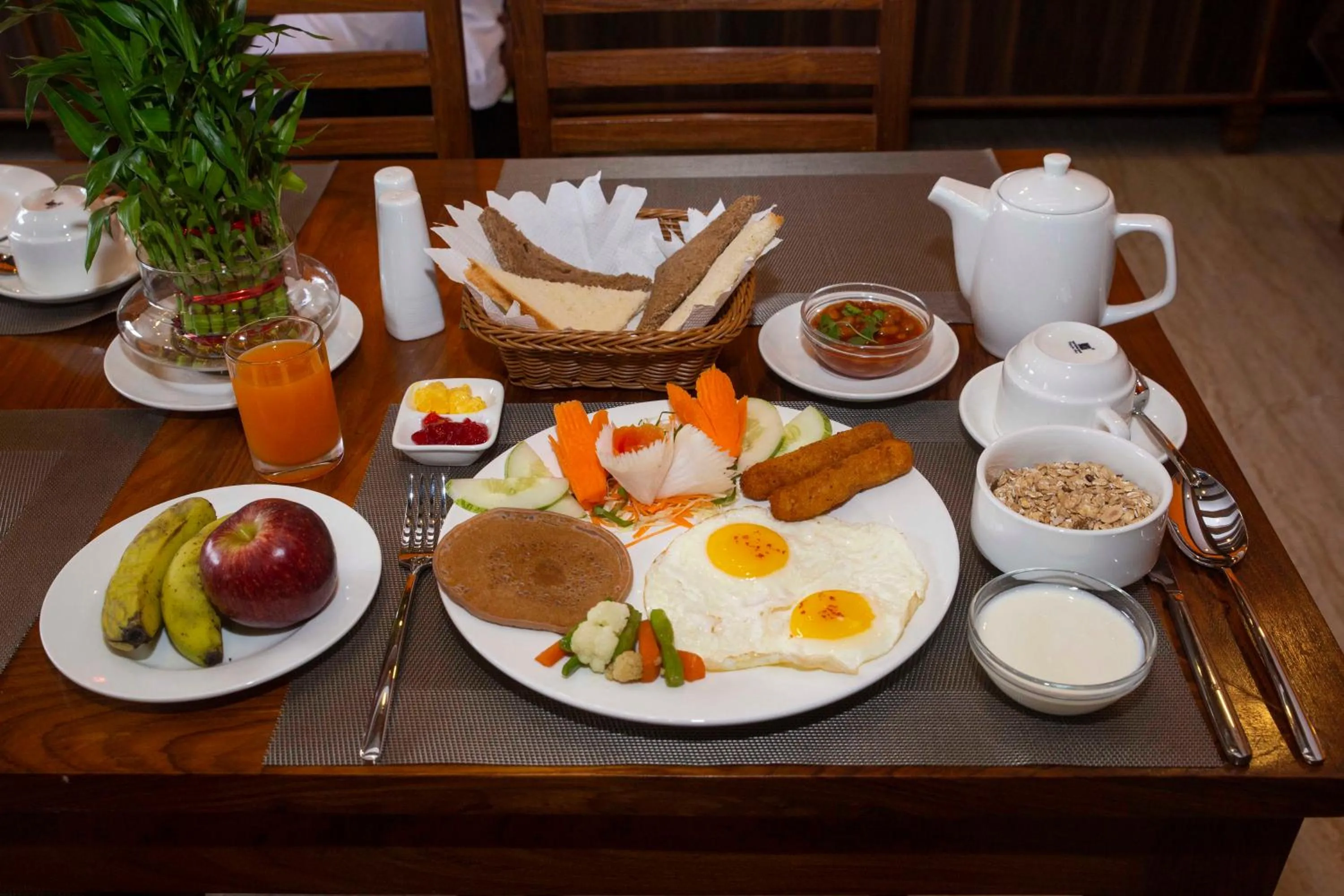 Food and drinks in Hotel Lake Star