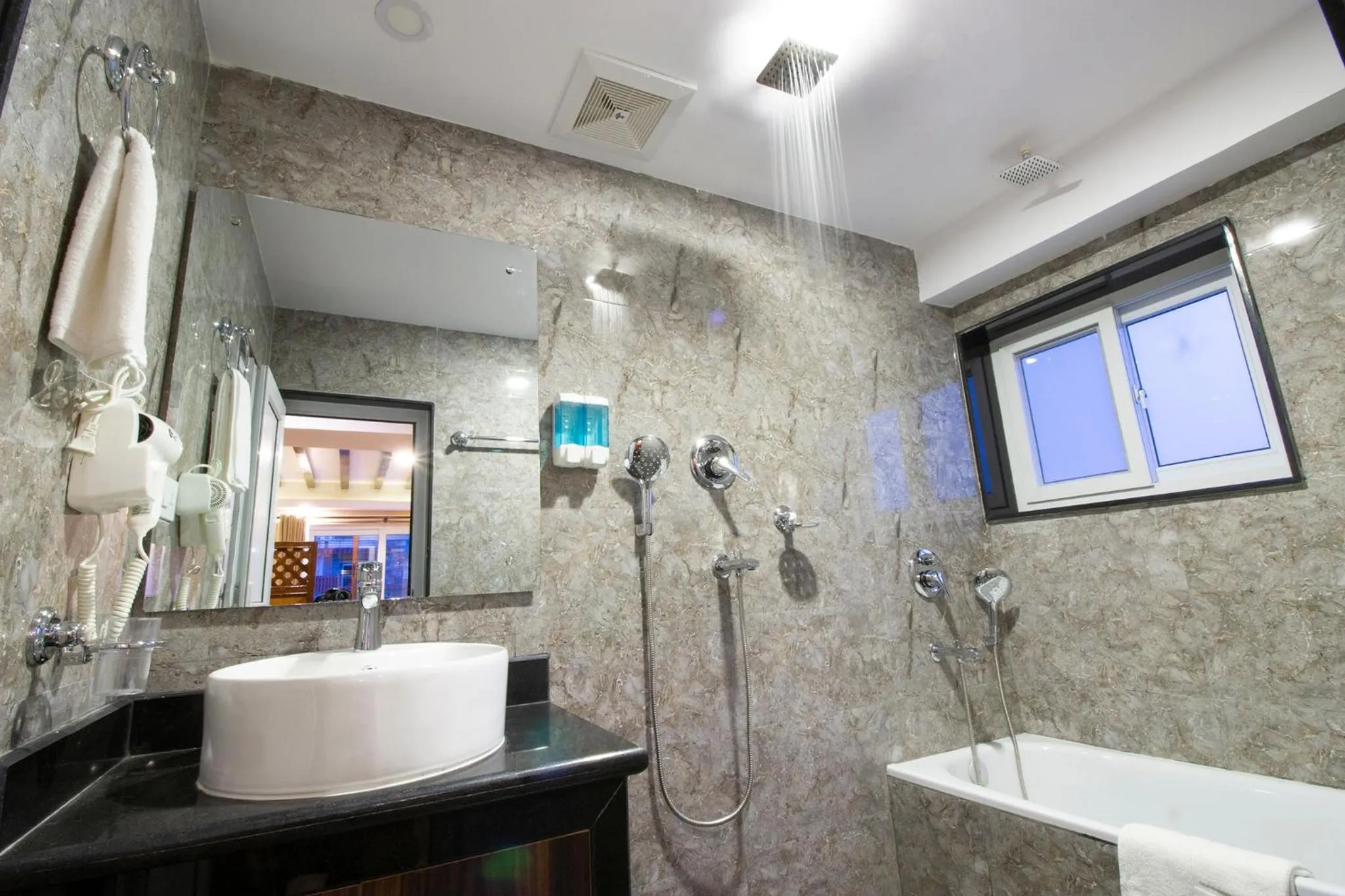 Shower in Hotel Lake Star