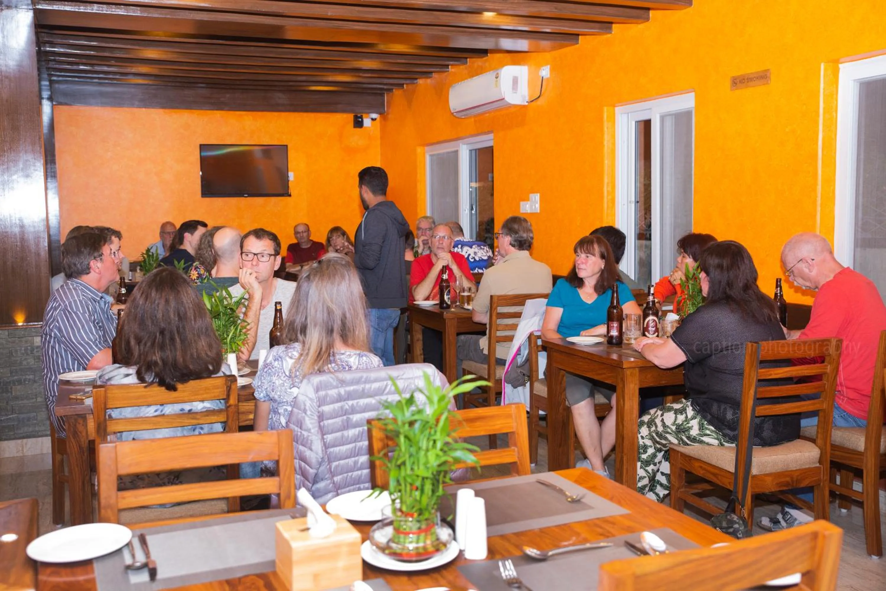 Restaurant/places to eat in Hotel Lake Star