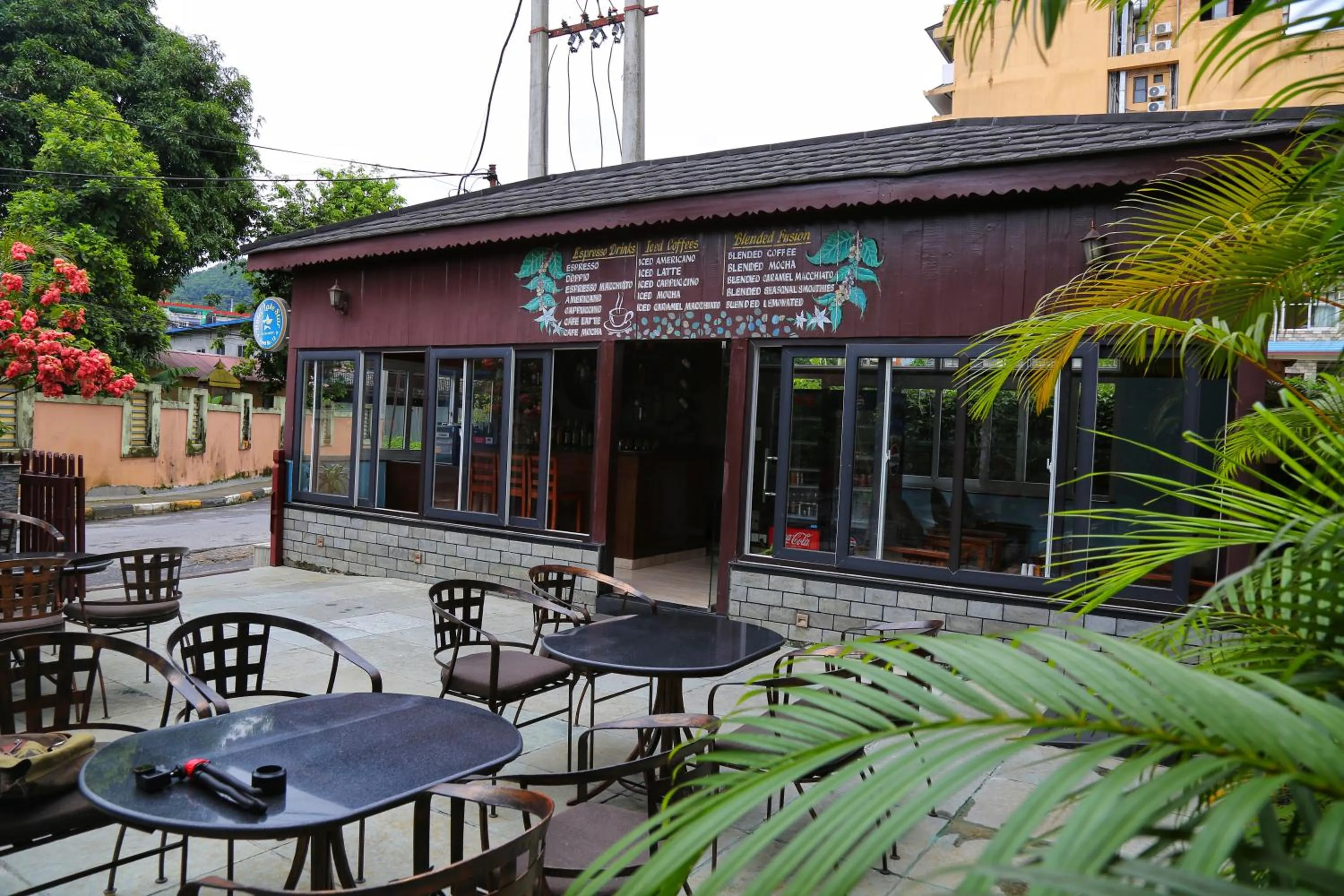 Restaurant/places to eat in Hotel Lake Star