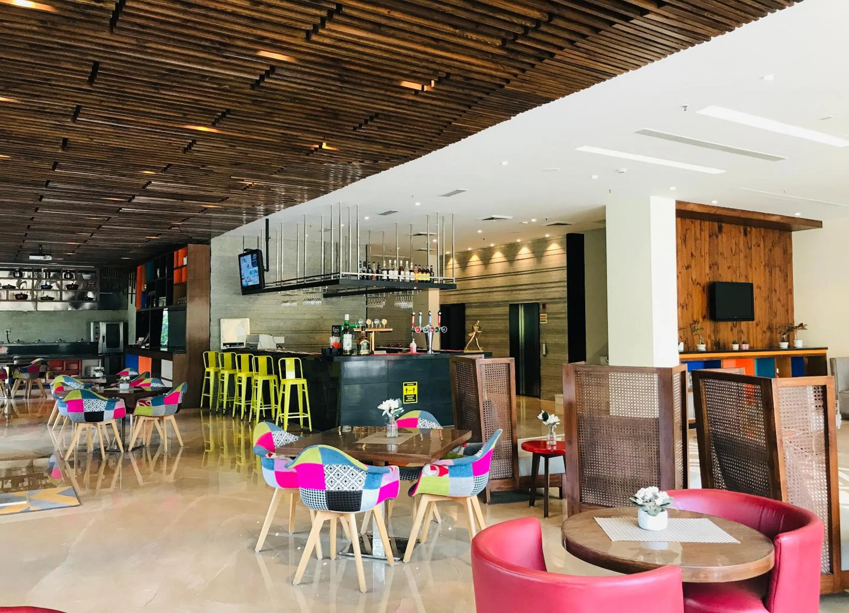 Restaurant/places to eat in Golden Tulip City Centre Gurgaon