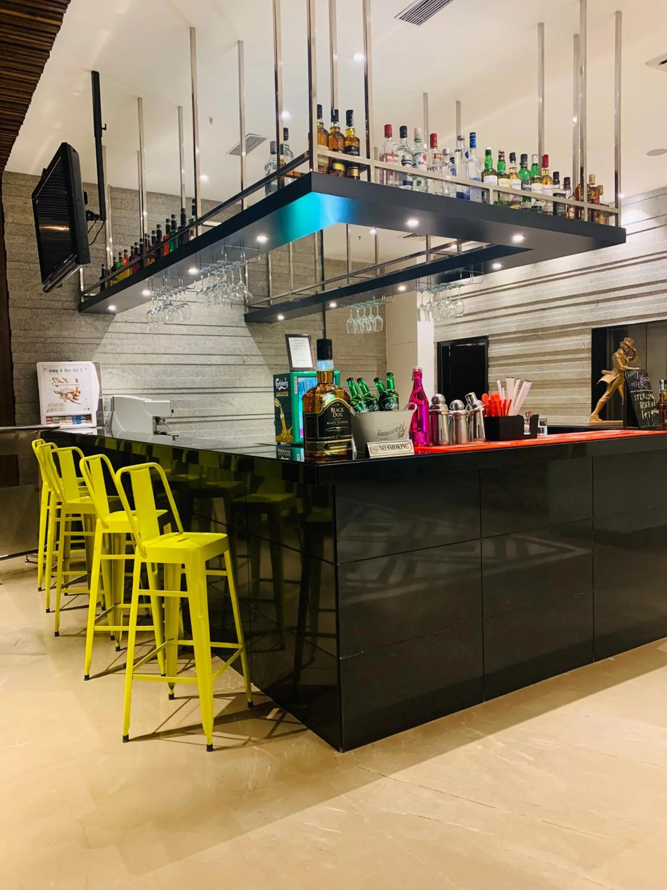 Lounge or bar in Golden Tulip City Centre Gurgaon