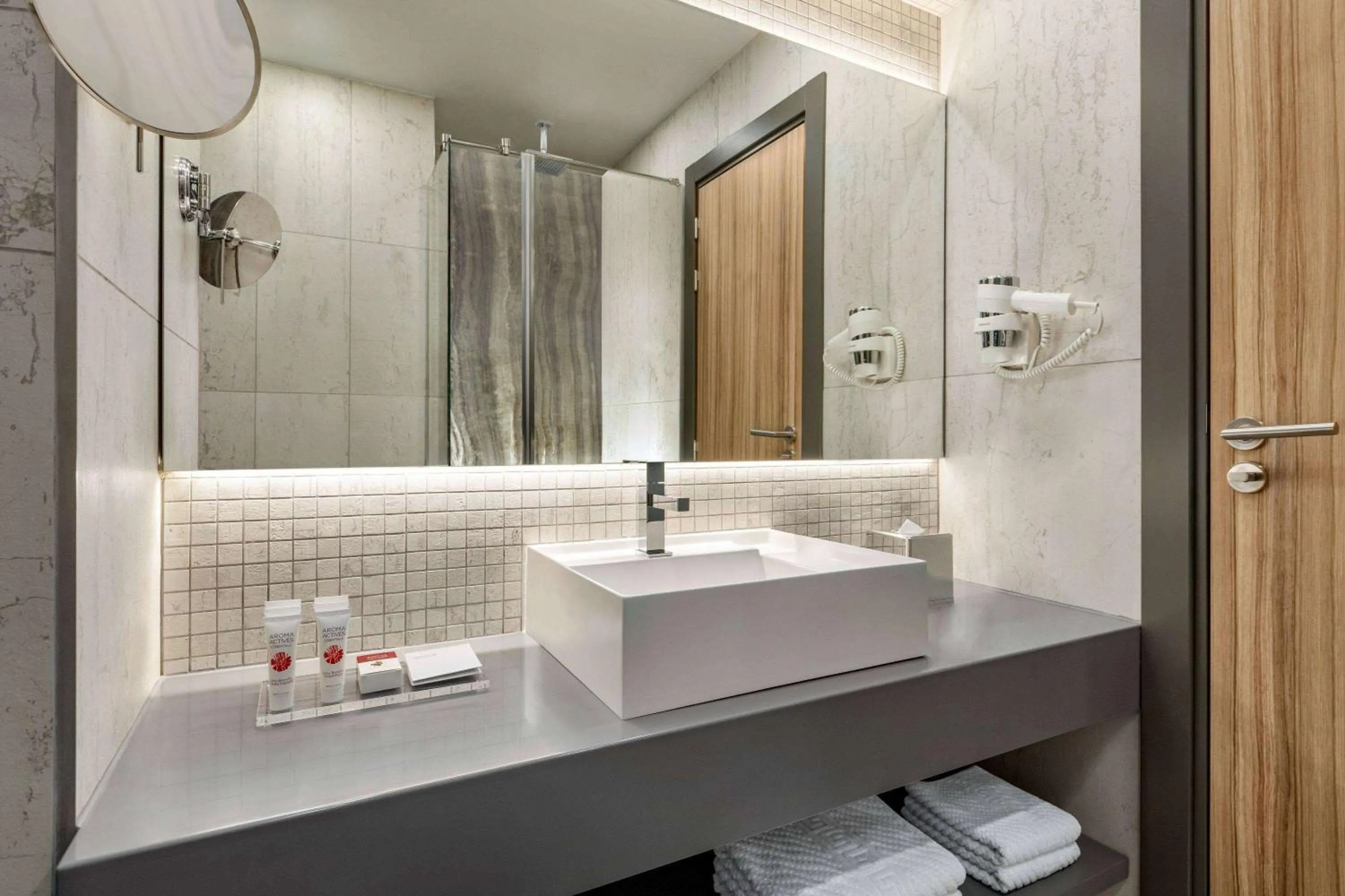 TV and multimedia in Ramada by Wyndham Ramnicu Valcea