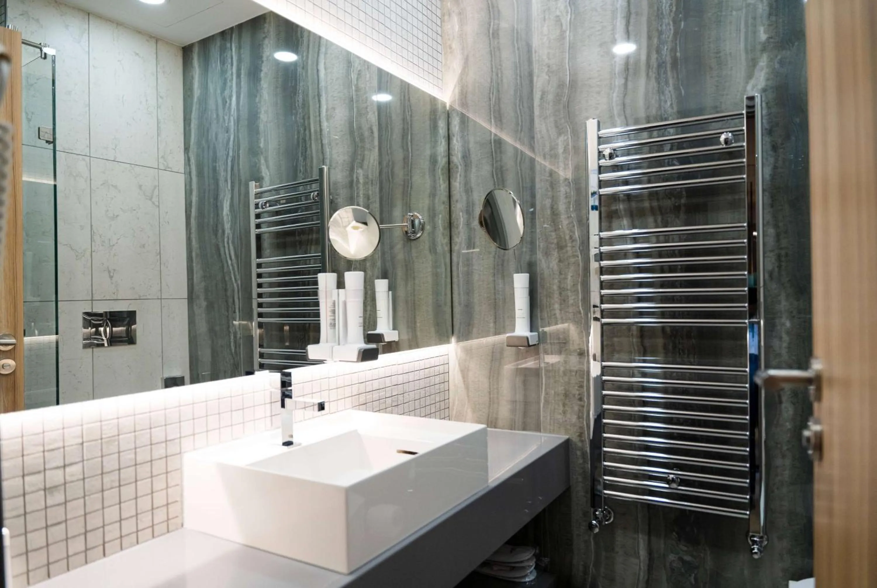 TV and multimedia in Ramada by Wyndham Ramnicu Valcea