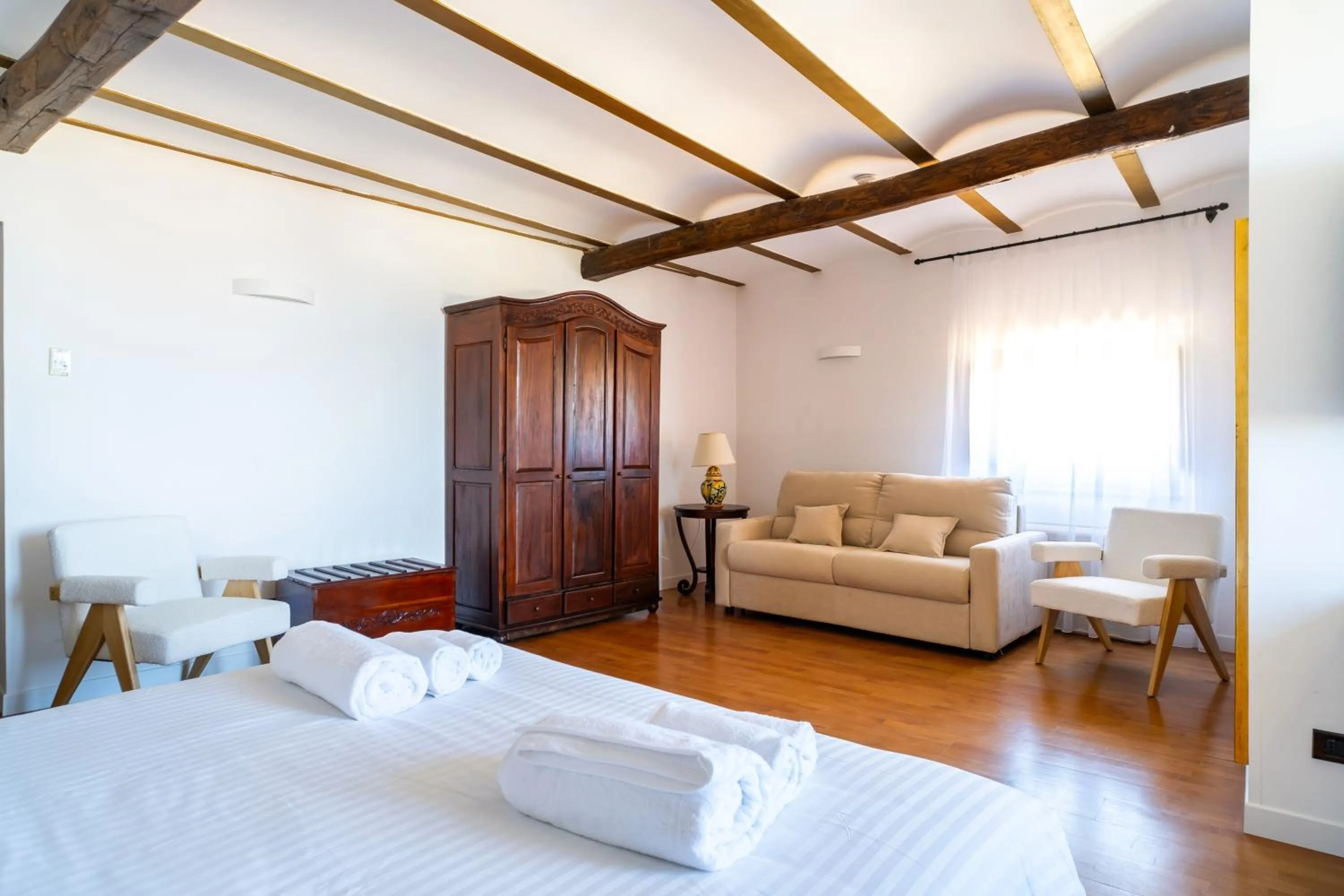 wardrobe, Bed in Grand Hotel La Batia