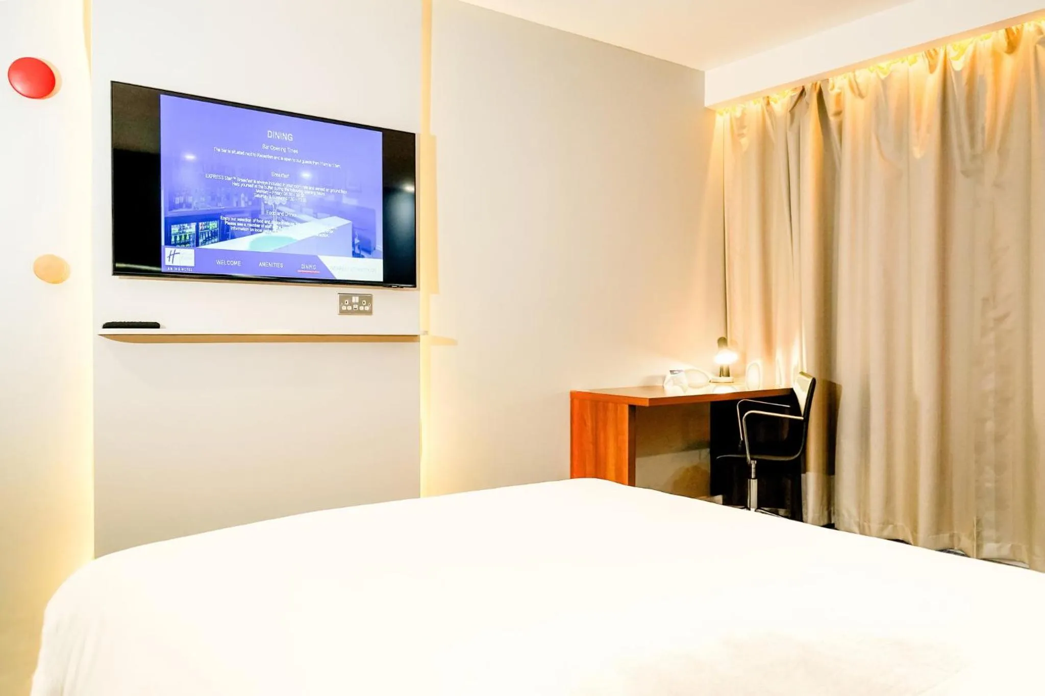 Photo of the whole room, Bed in Holiday Inn Express Harlow by IHG