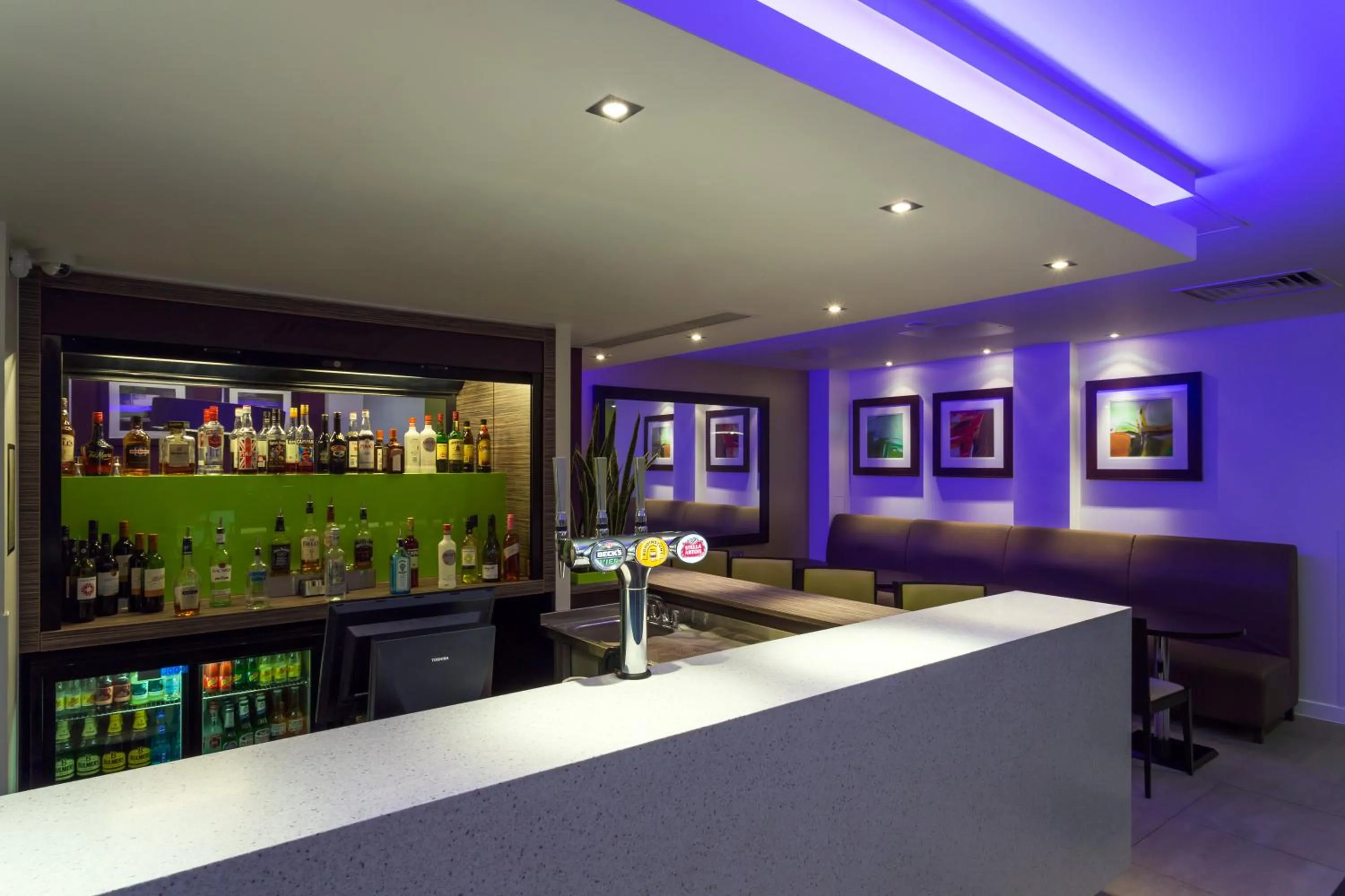 Lounge or bar in Holiday Inn Express Harlow by IHG