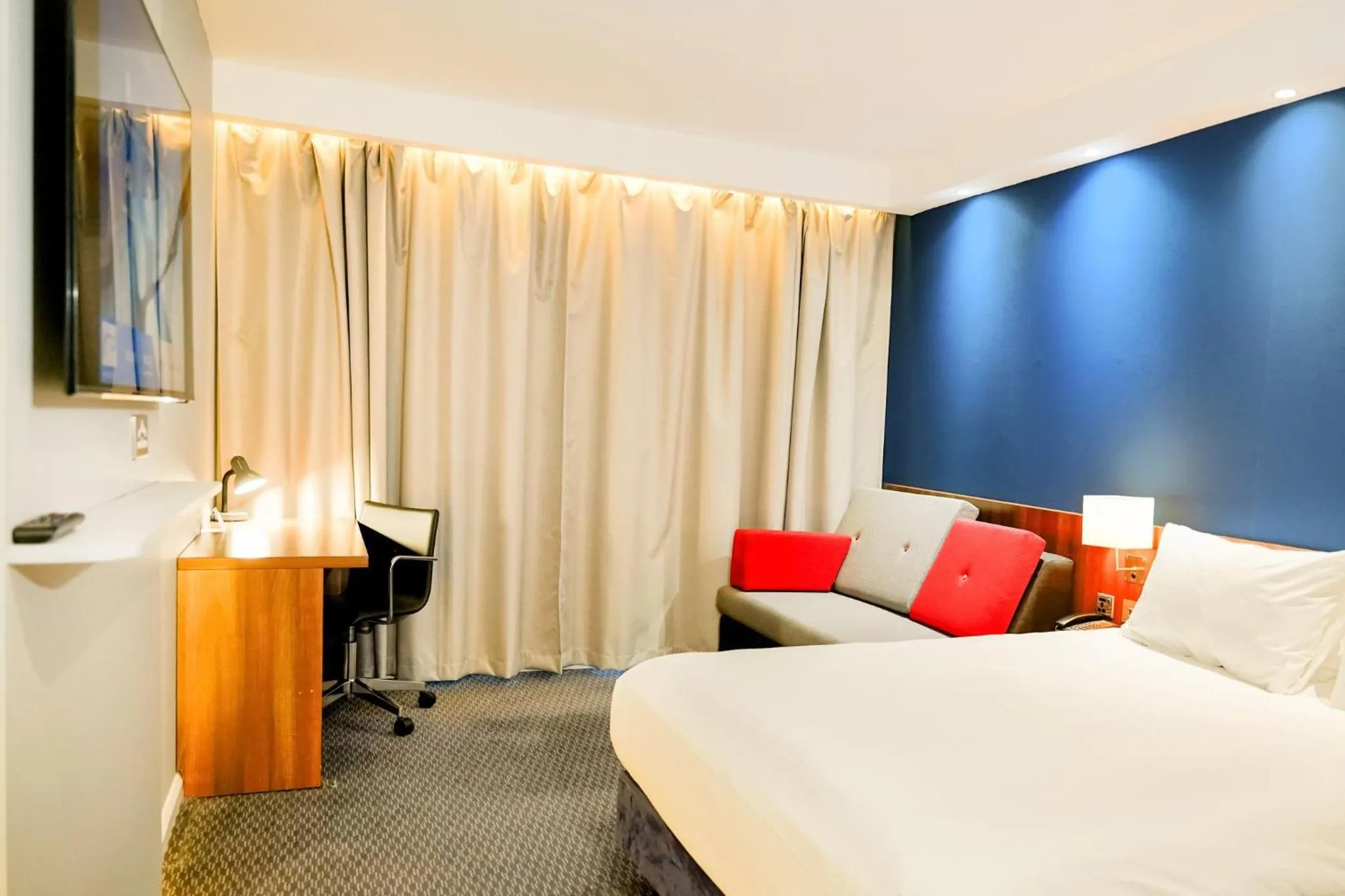 Photo of the whole room, Bed in Holiday Inn Express Harlow by IHG