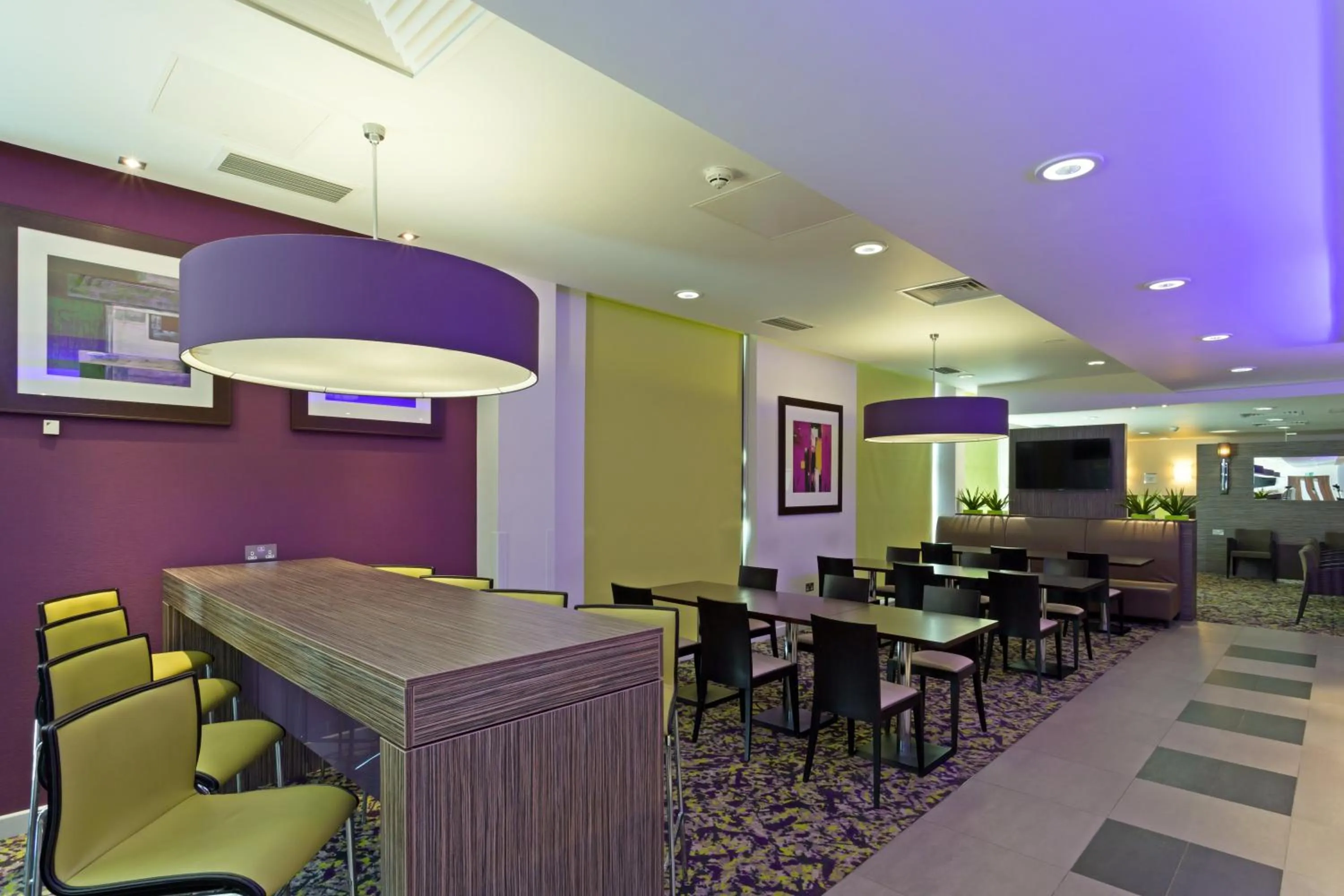 Restaurant/places to eat in Holiday Inn Express Harlow by IHG