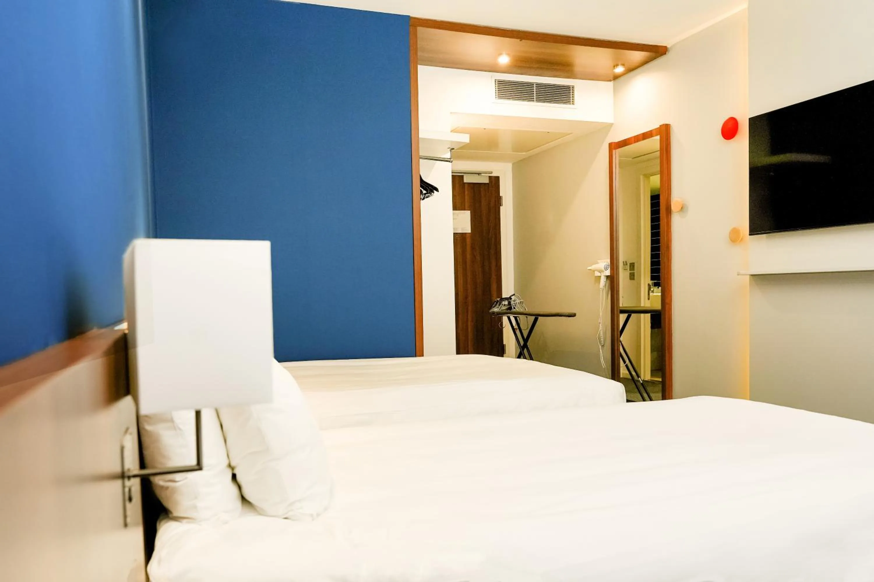 Bed in Holiday Inn Express Harlow by IHG