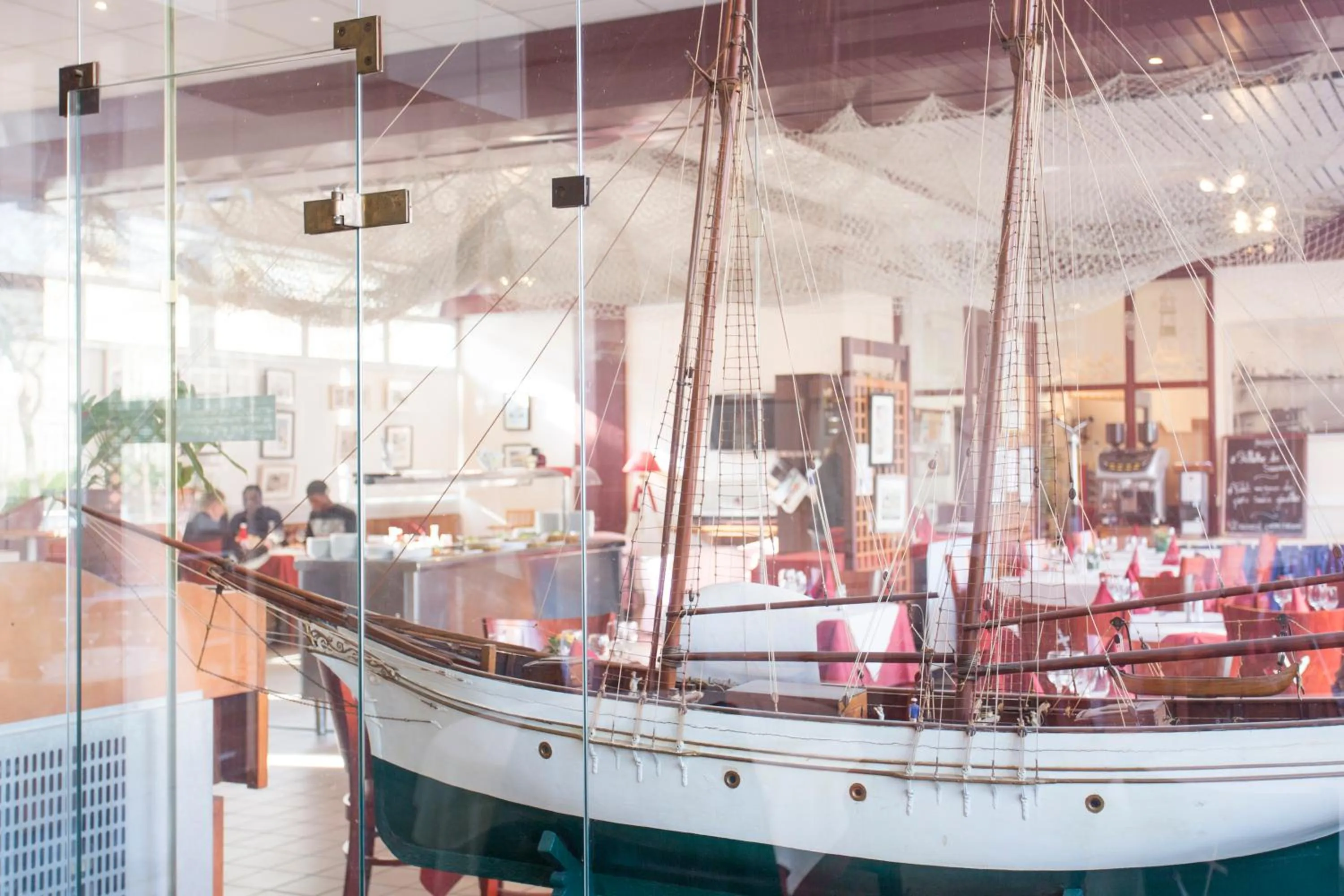 Hôtel Les Gens De Mer Le Havre by Popinns