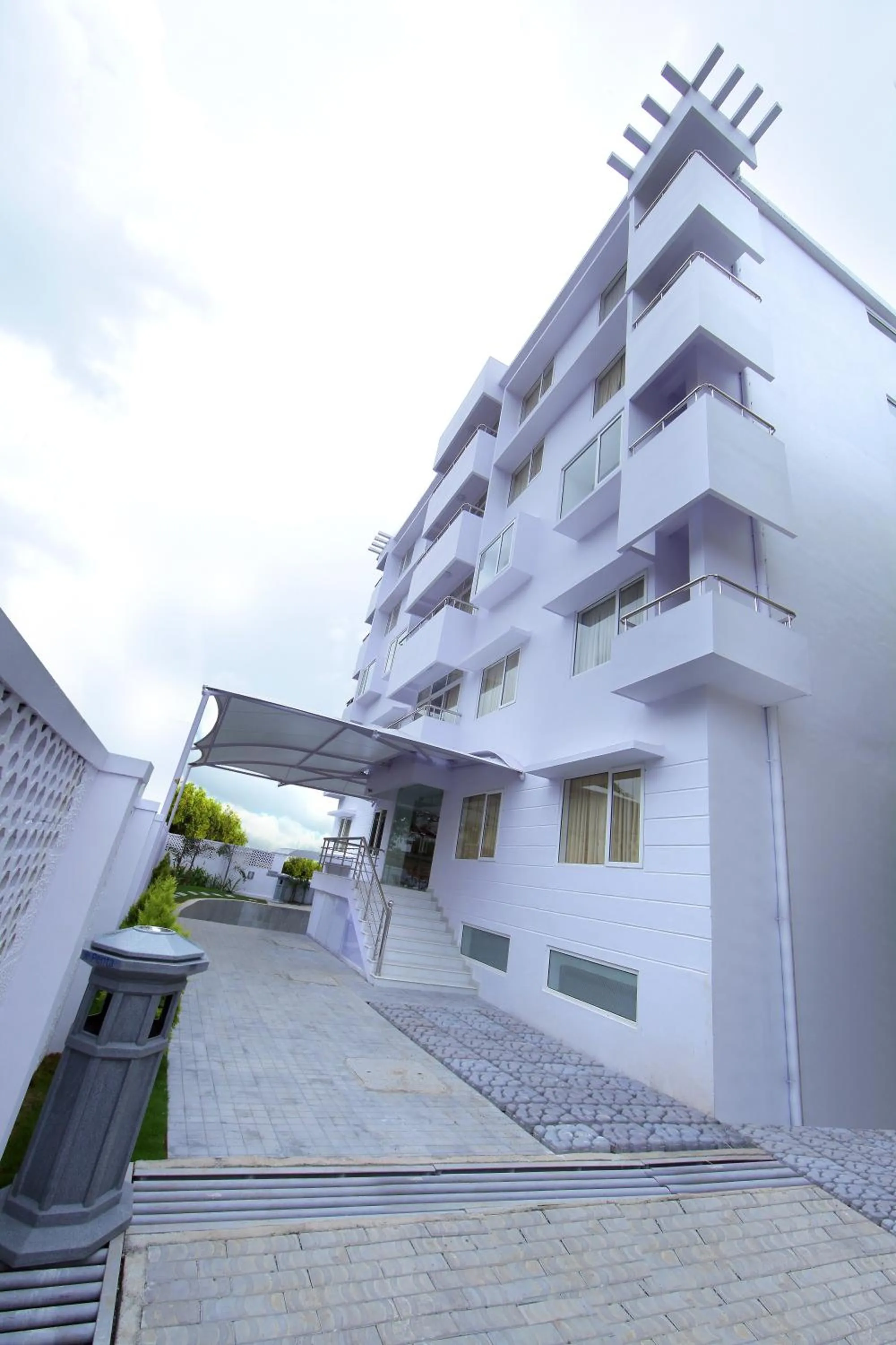 Facade/entrance in Millennium Continental