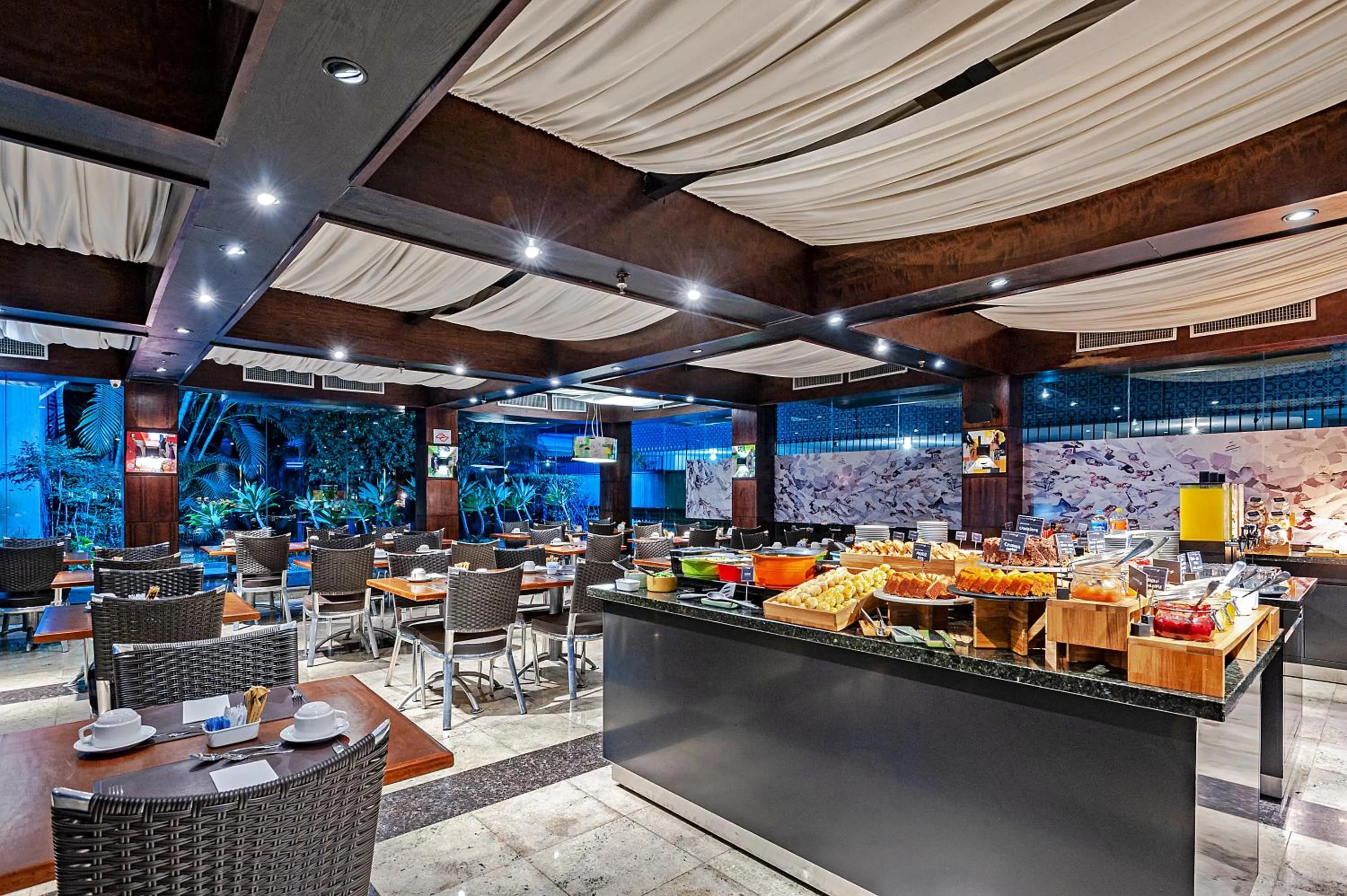 Restaurant/places to eat in Novotel SP Jardins