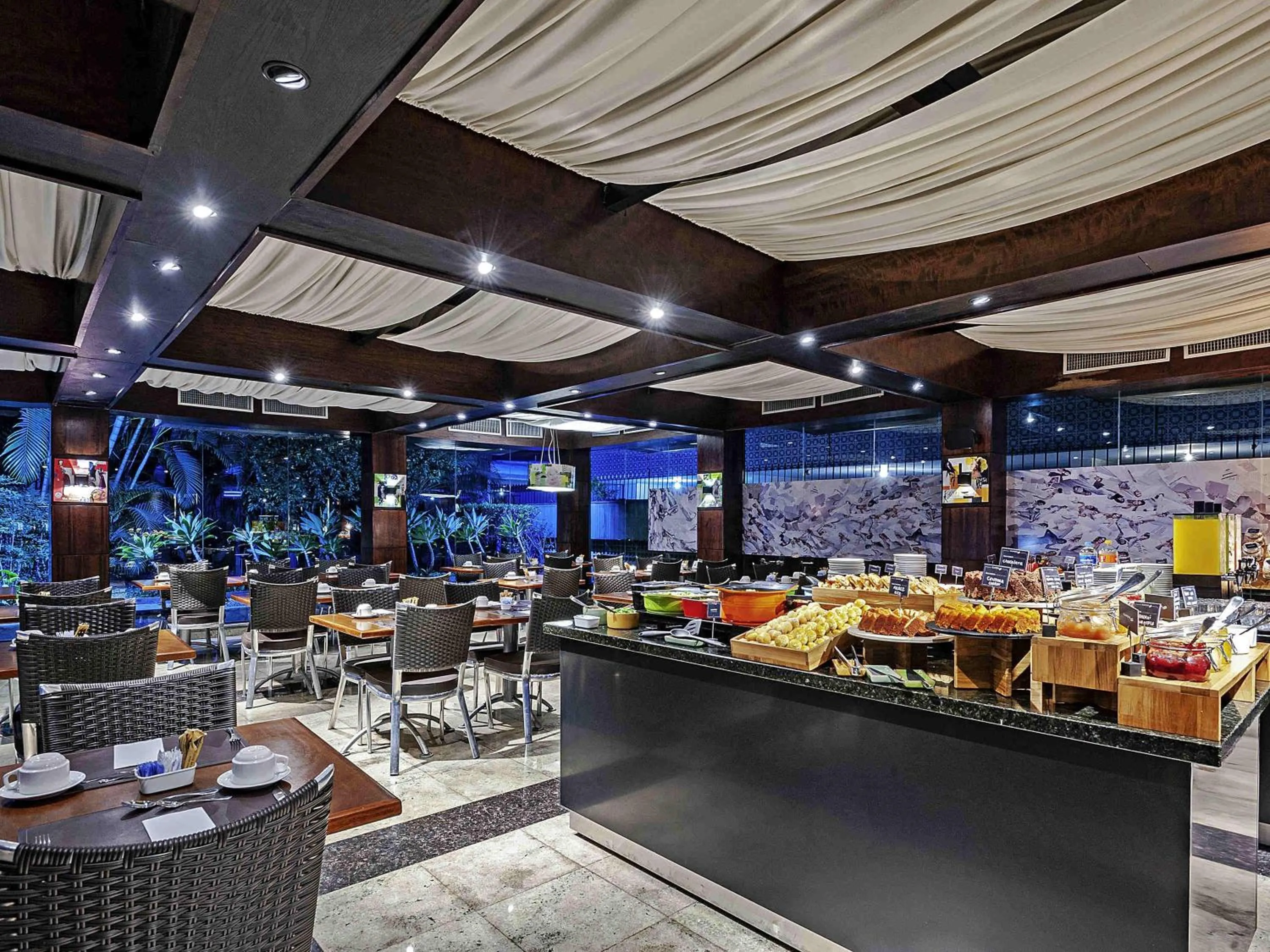 Restaurant/places to eat in Novotel SP Jardins