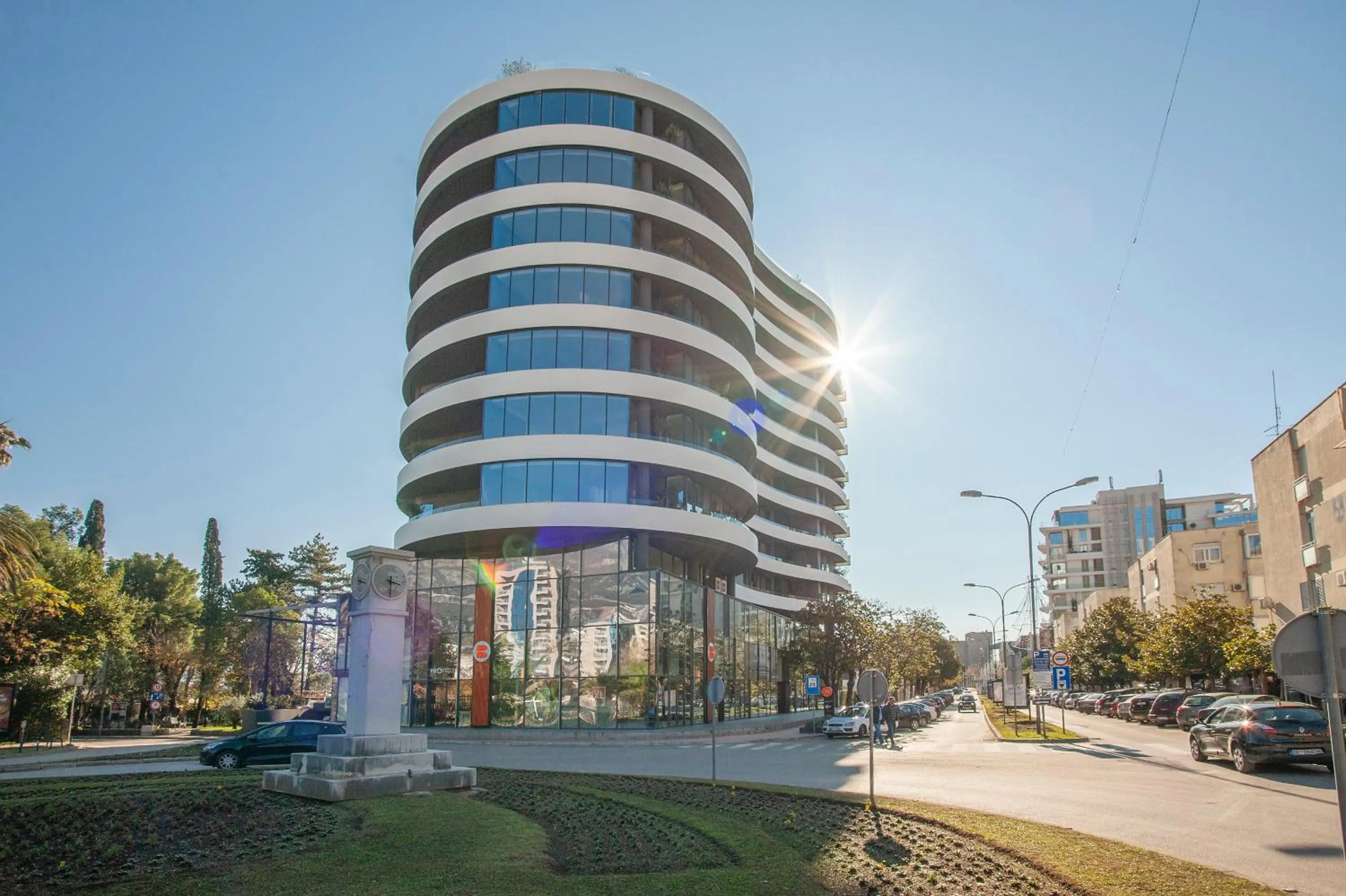 Property building in Royal Gardens Paradise