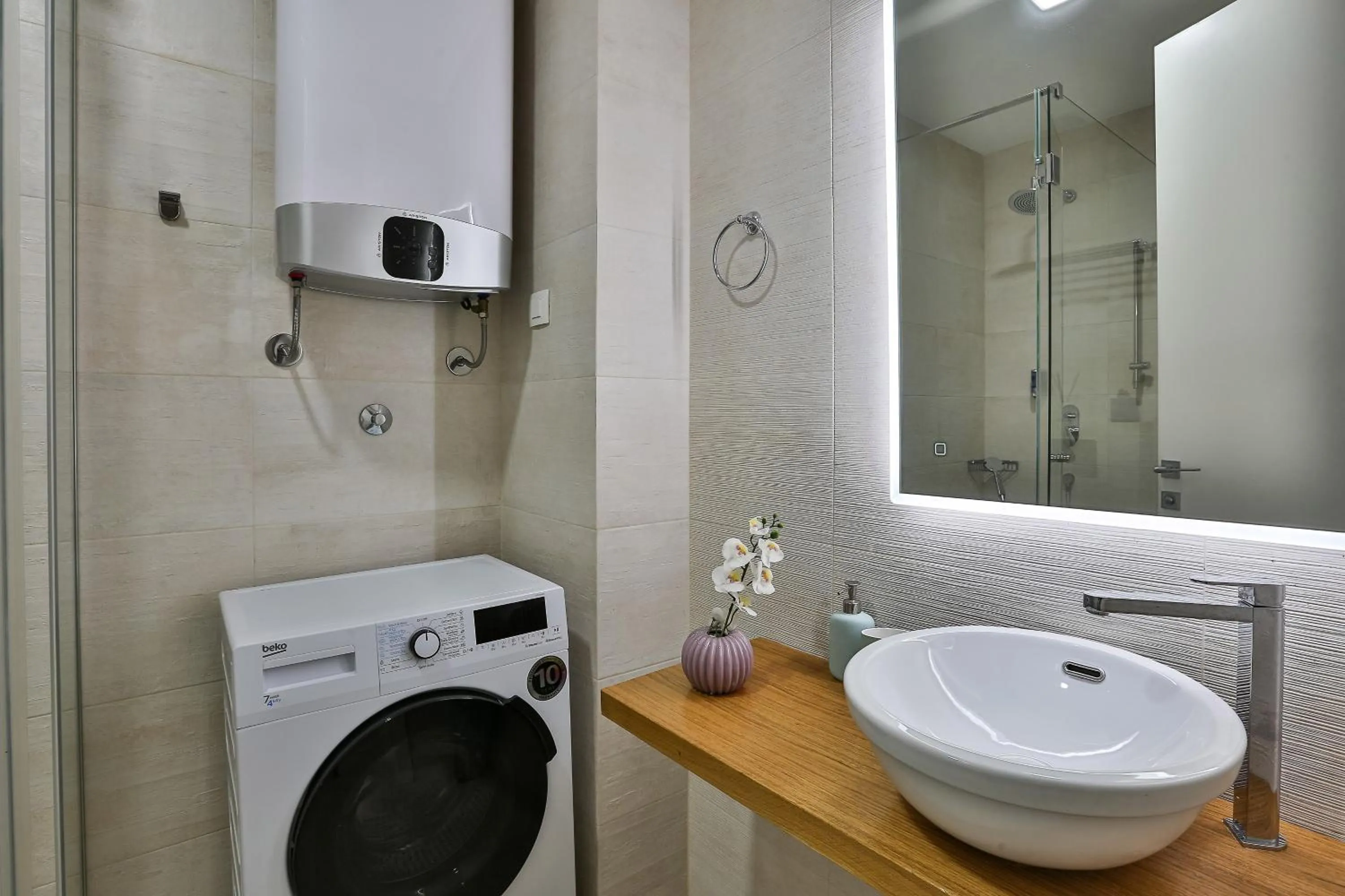 Bathroom in Royal Gardens Paradise