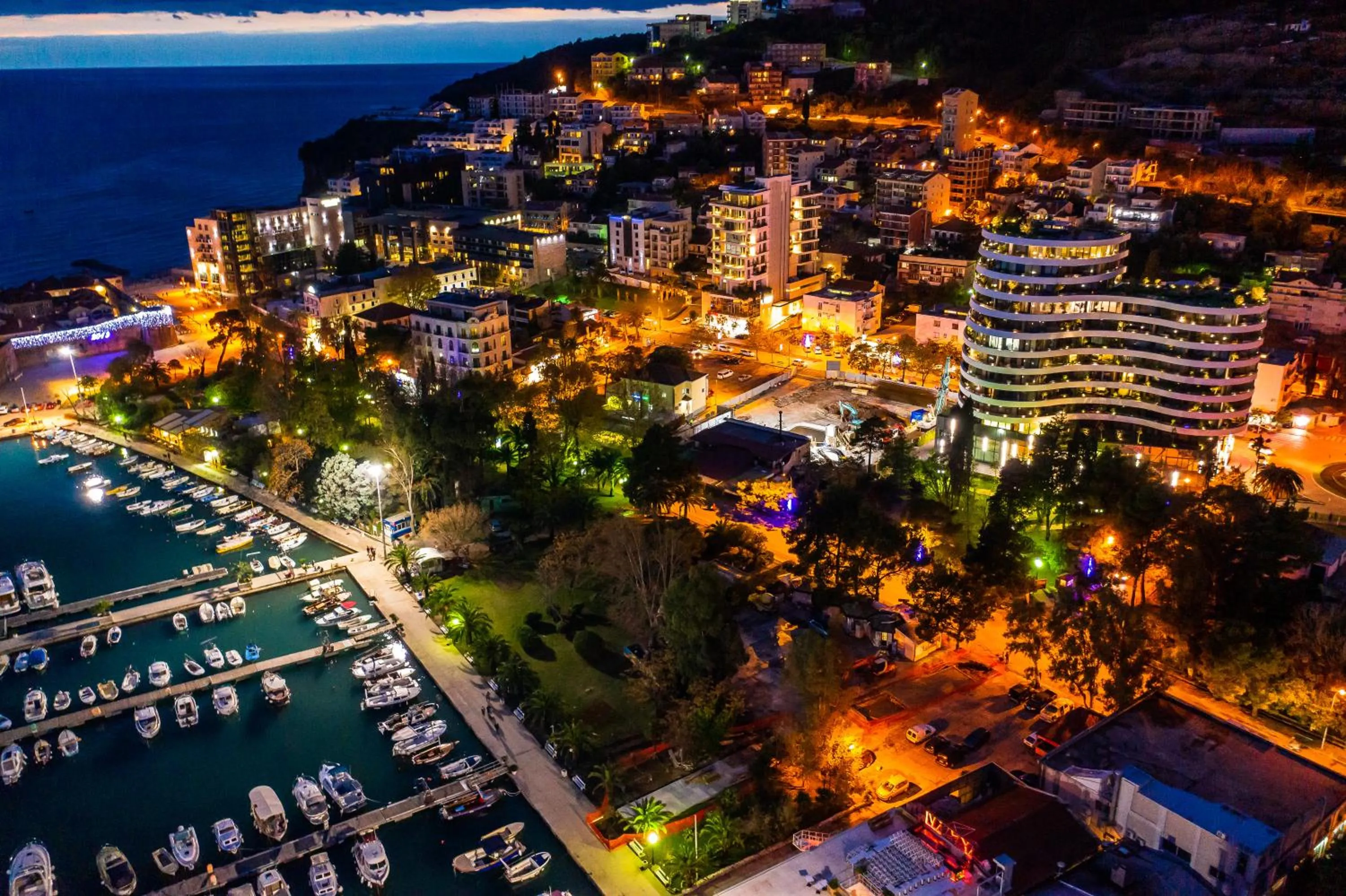 Property building in Royal Gardens Paradise