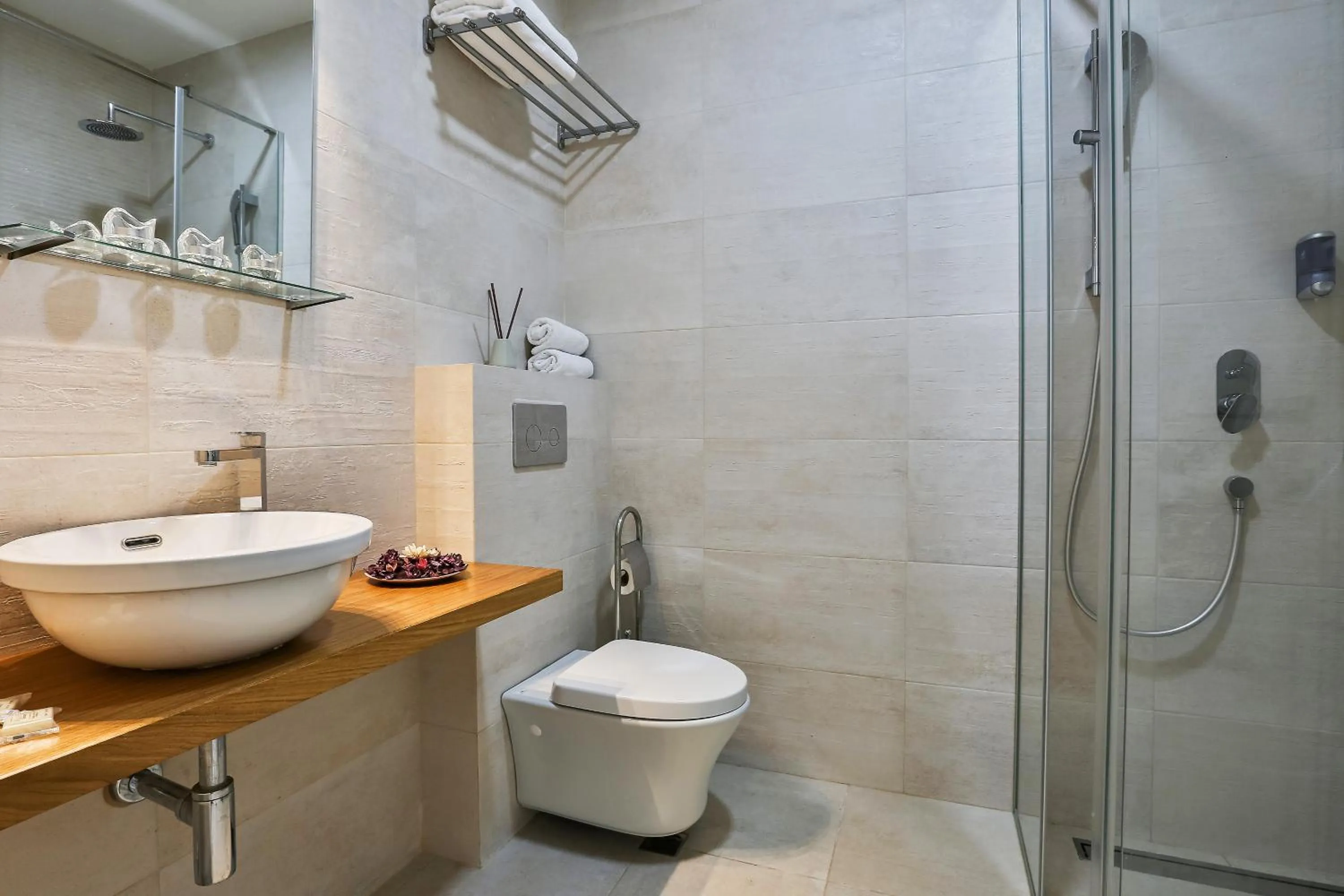 Shower in Royal Gardens Paradise